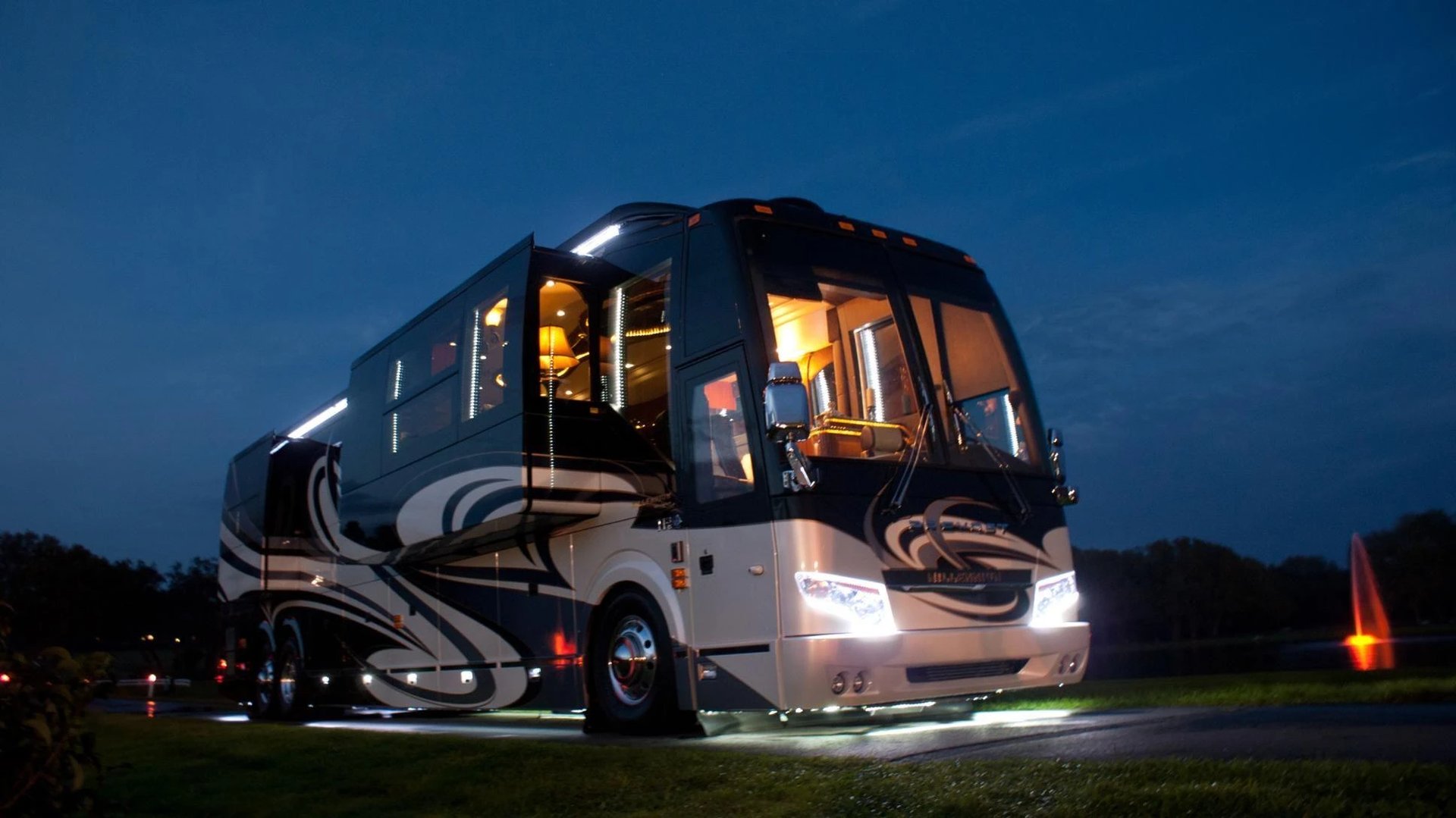 Luxury executive coach for private Niagara Falls tours from Toronto