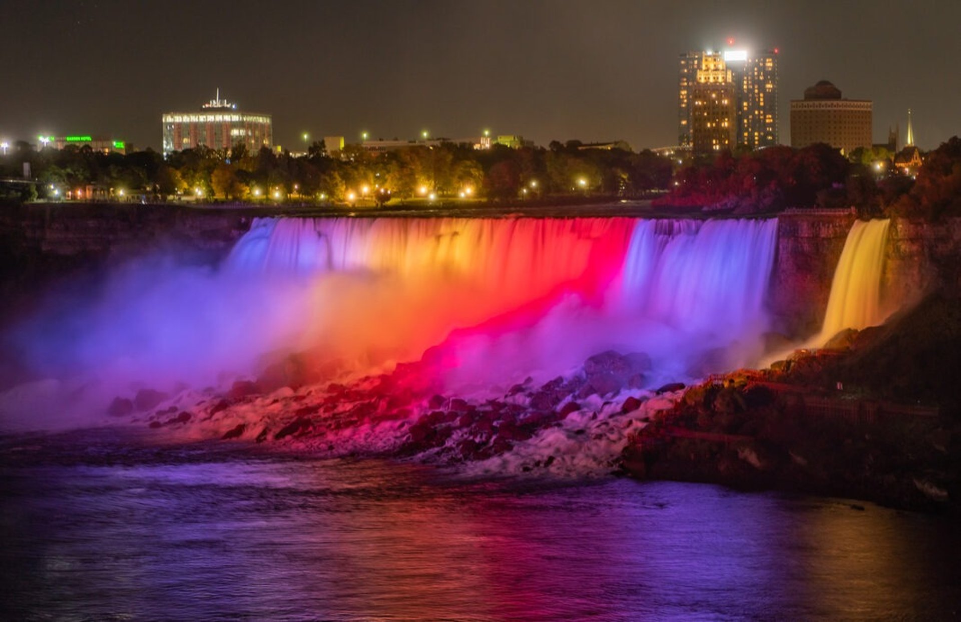 illuminated-horseshoe-niagara-falls-ontario-canadaVIREMONT CHAUFFUER GTA Ontorio