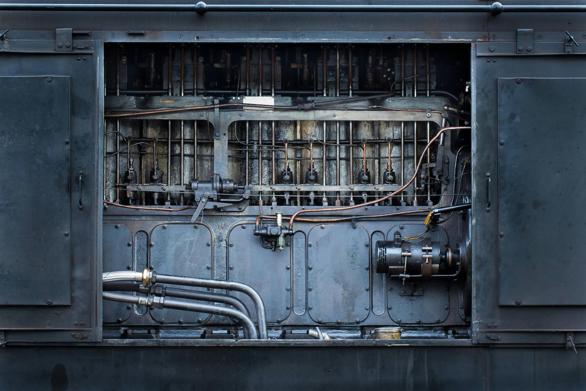 gray computer monitor