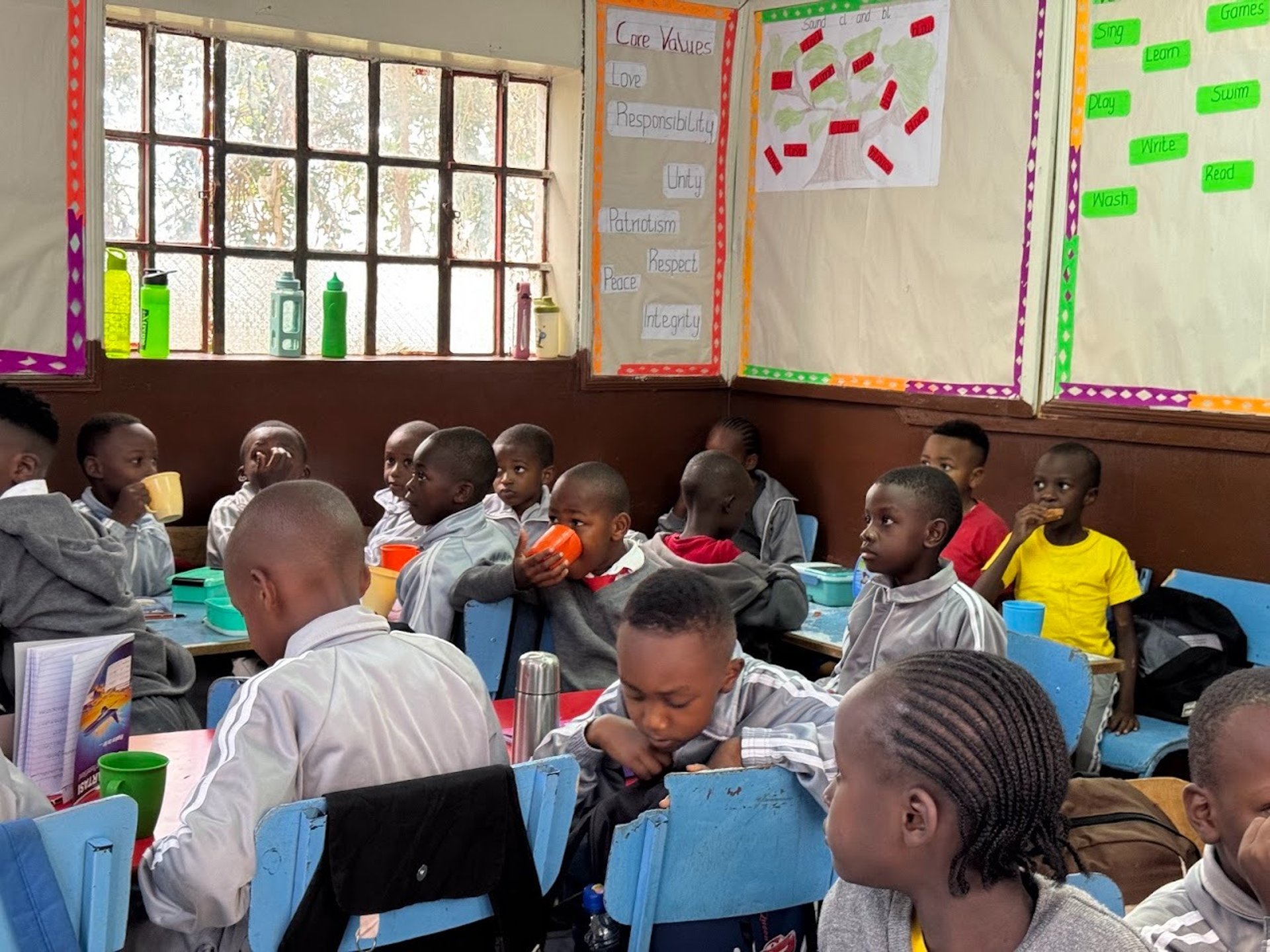 gray computer monitor