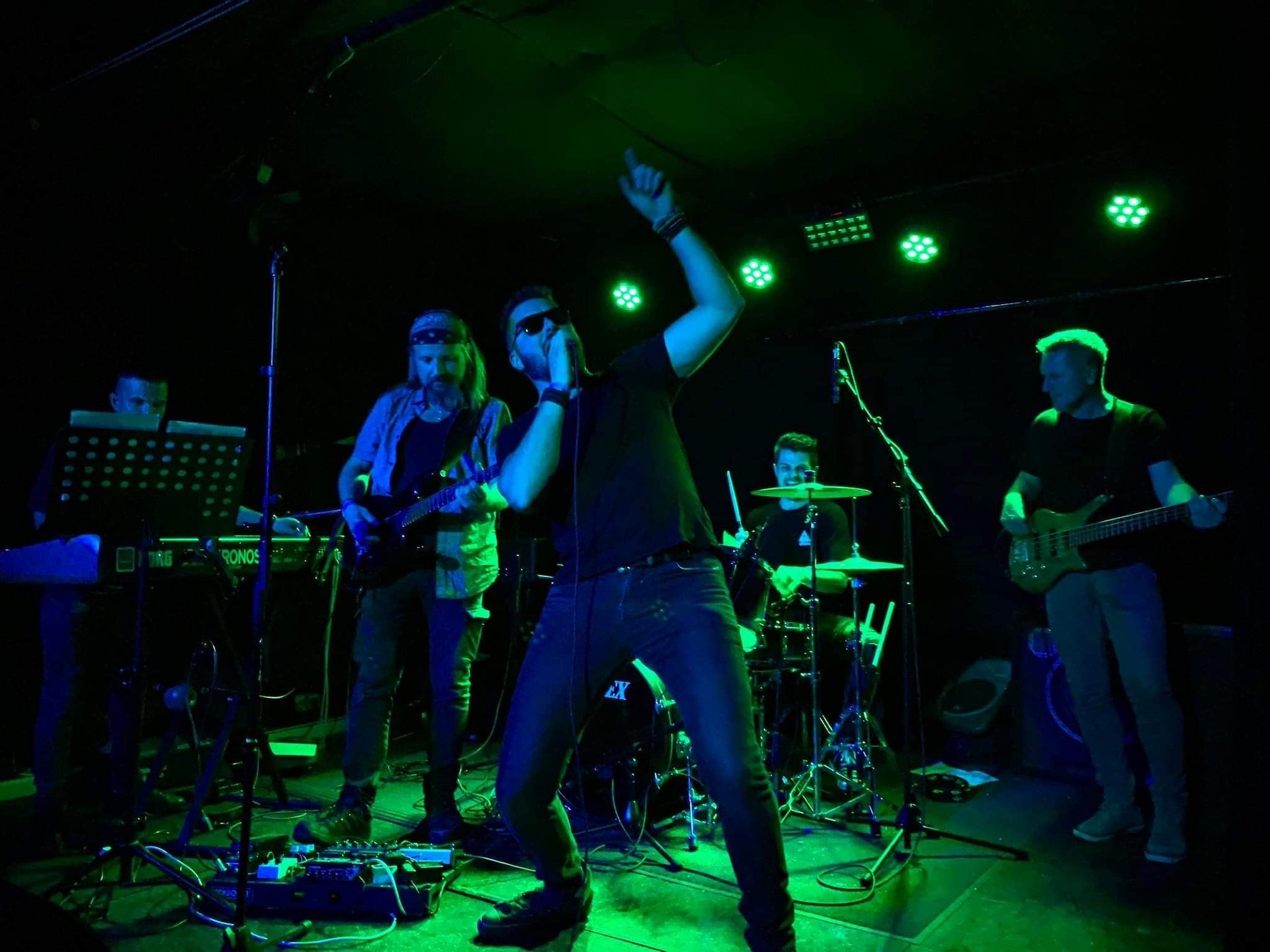 gray computer monitor