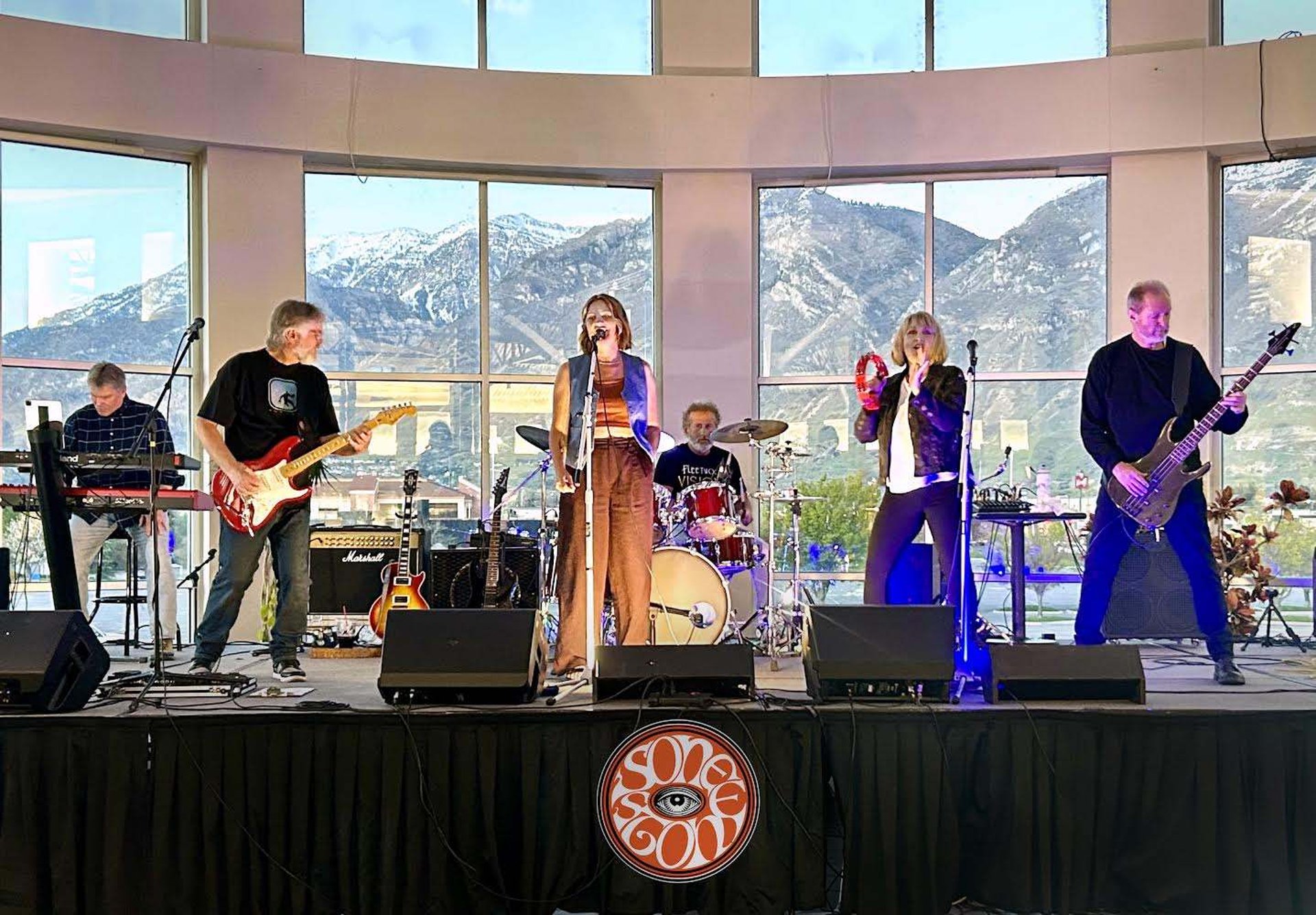 black and white bed linen