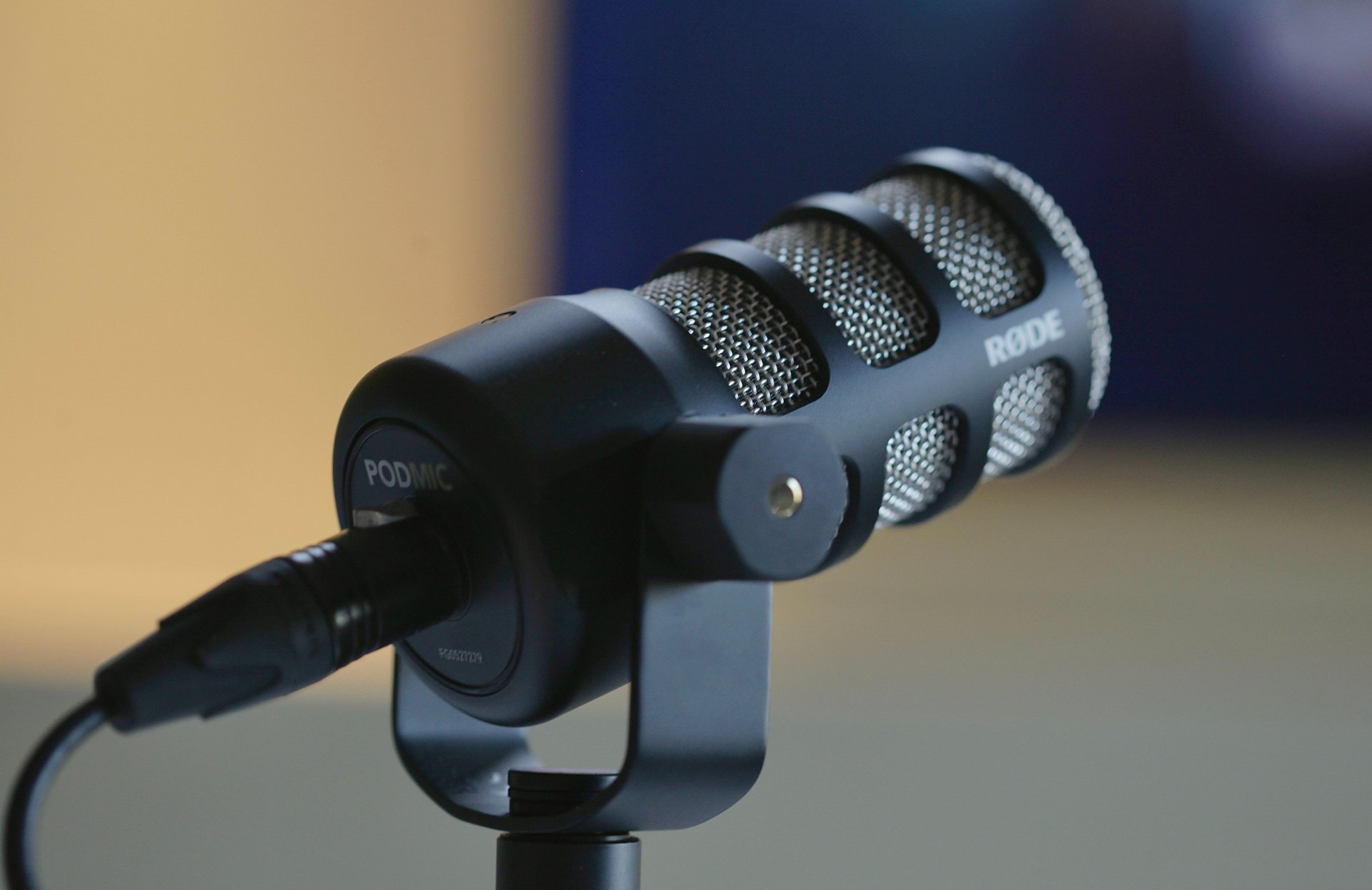 gray computer monitor