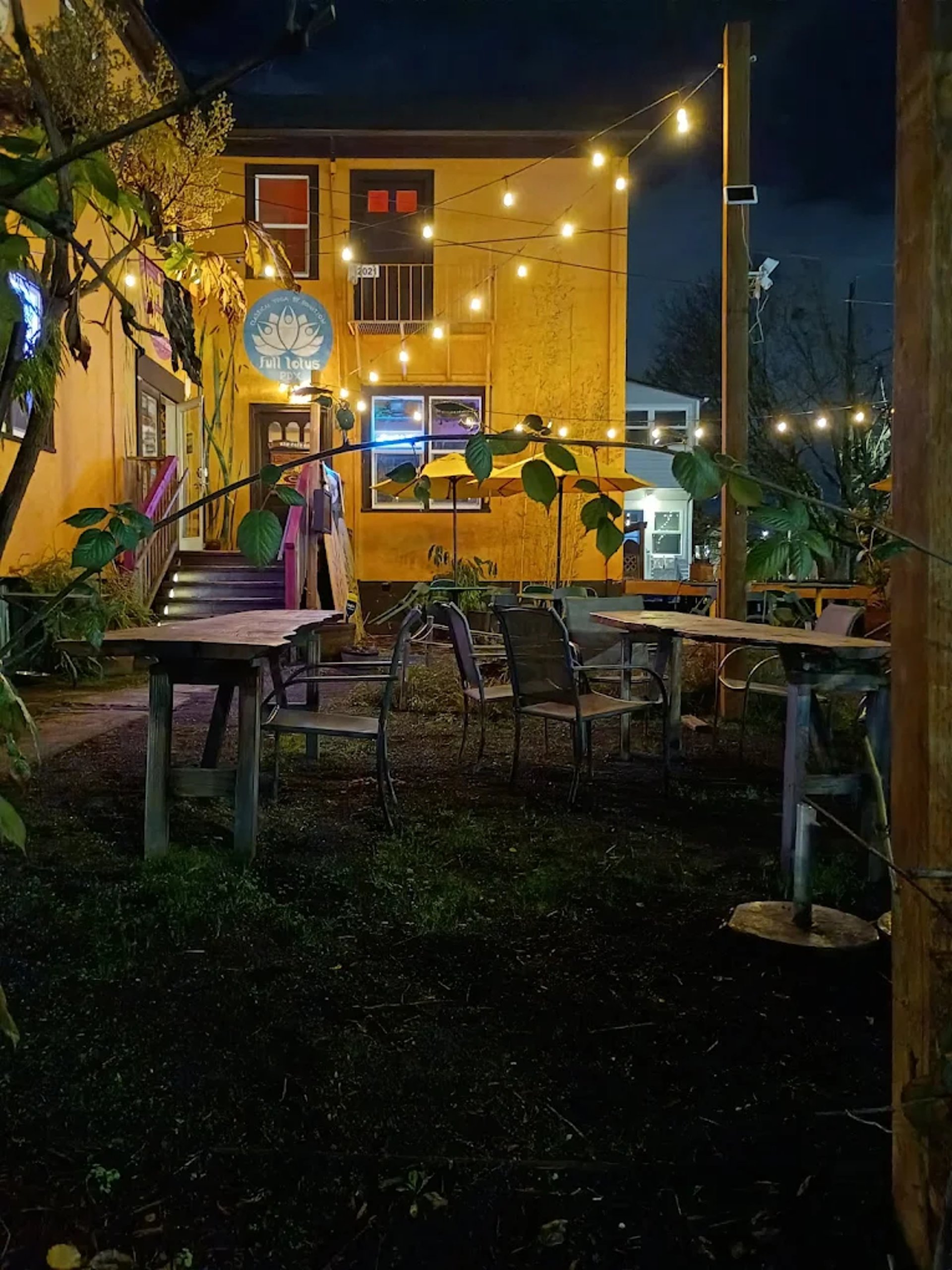 gray computer monitor