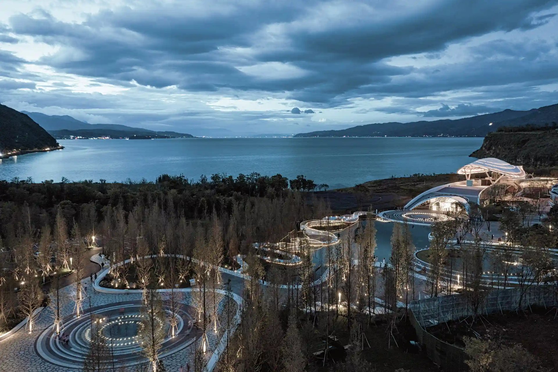 black and white bed linen