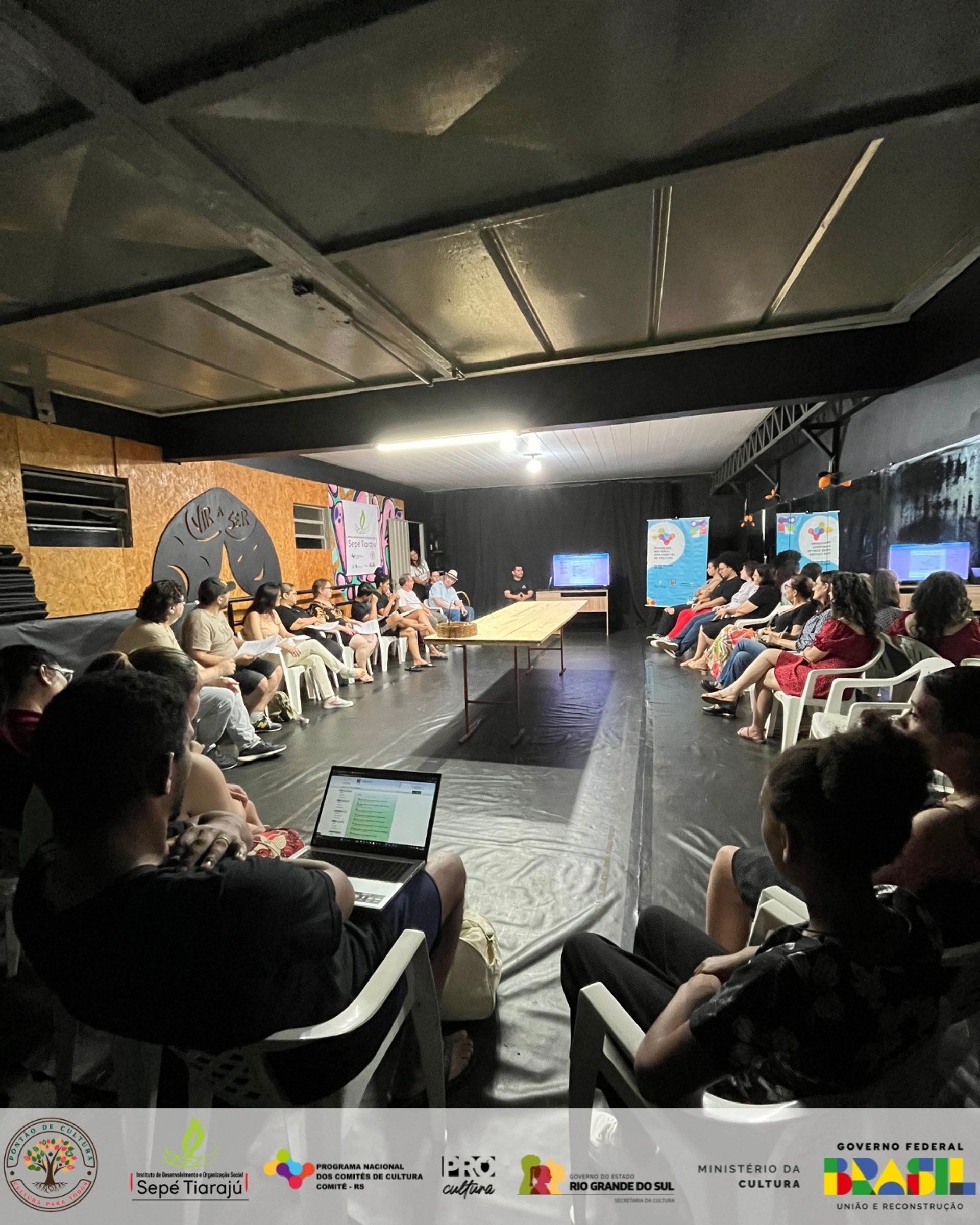 gray computer monitor