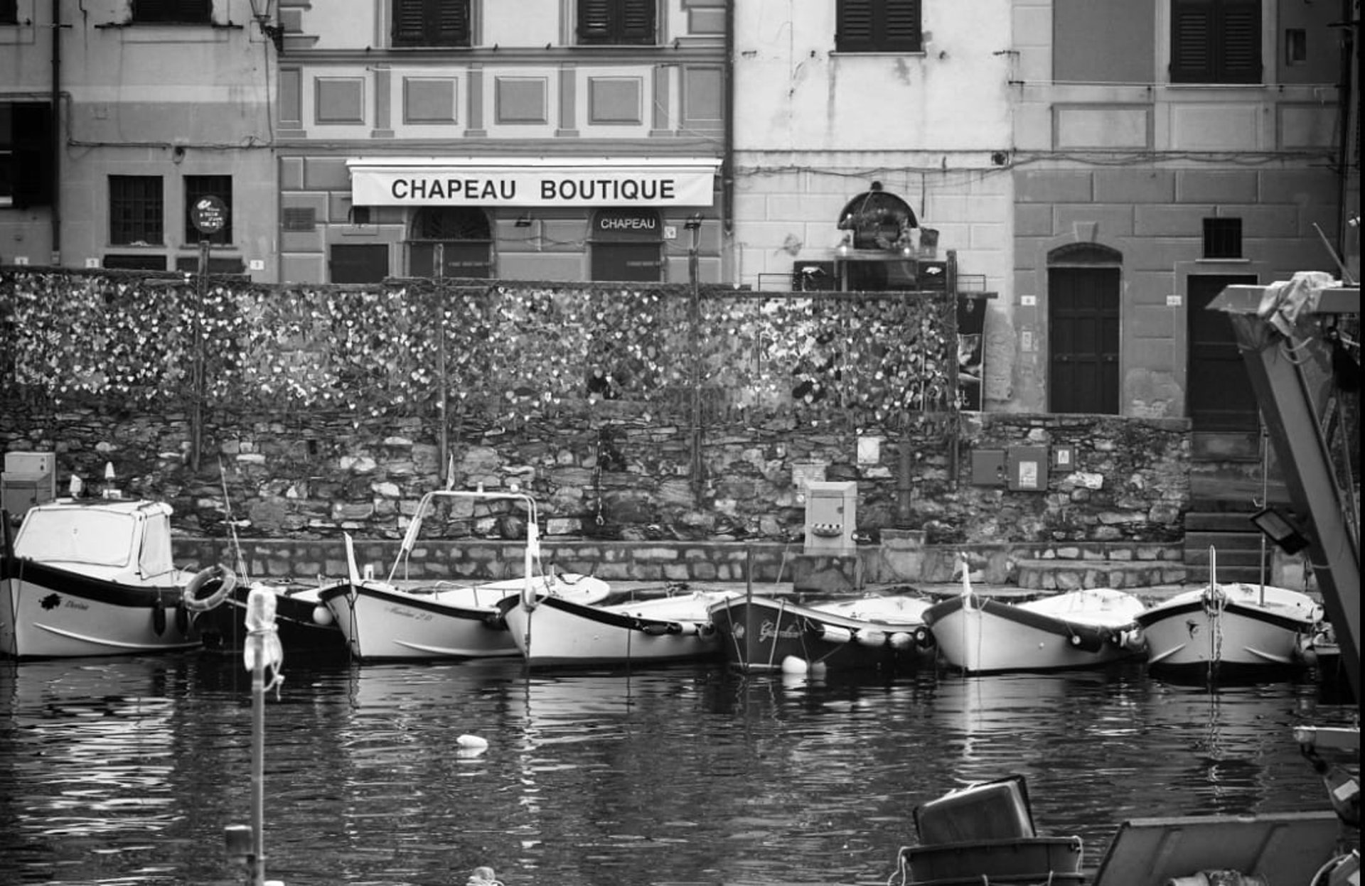 black and white bed linen