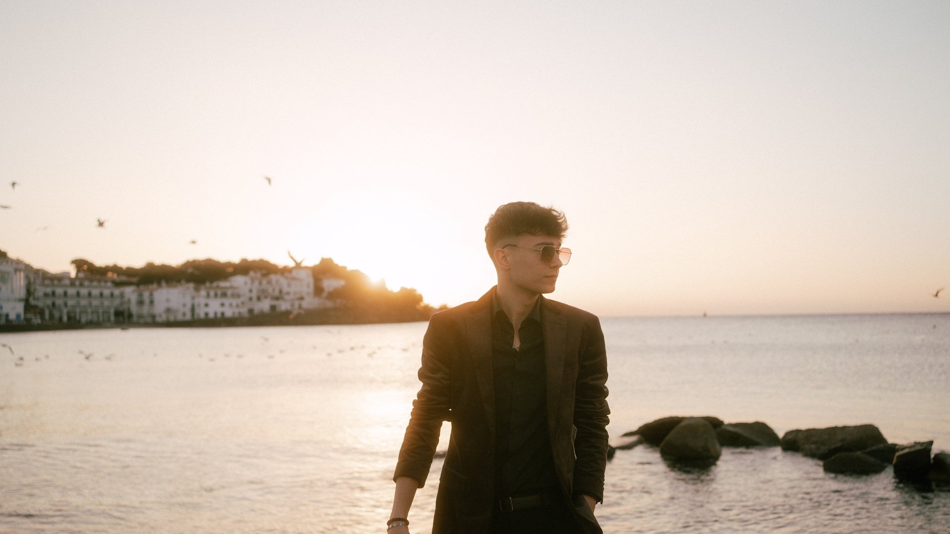 gray computer monitor