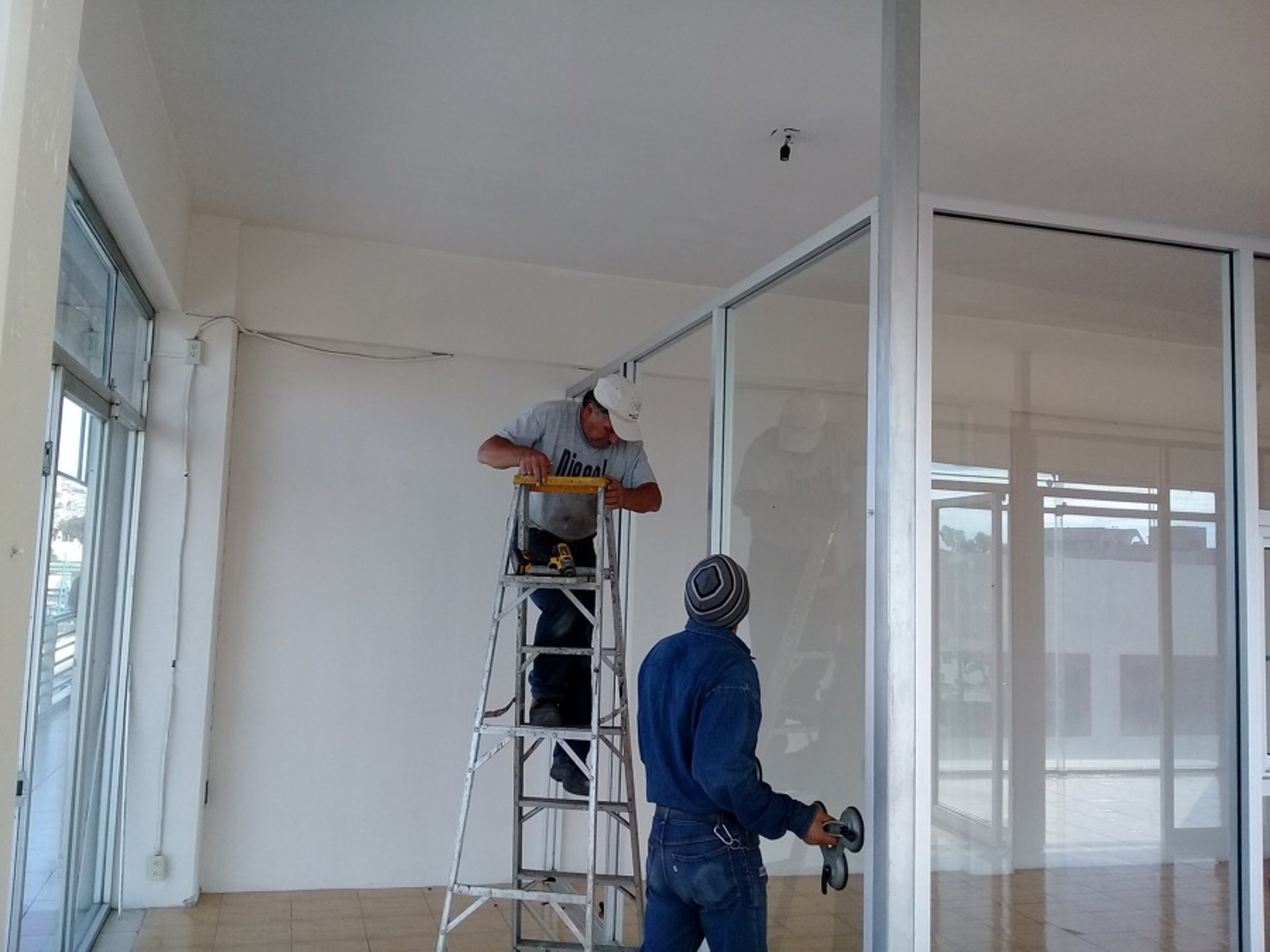 gray computer monitor