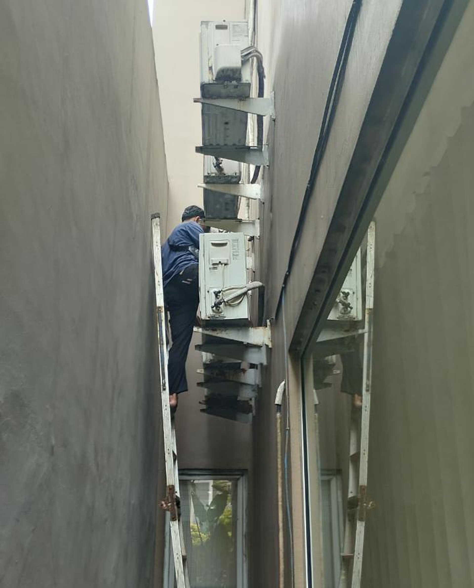 gray computer monitor