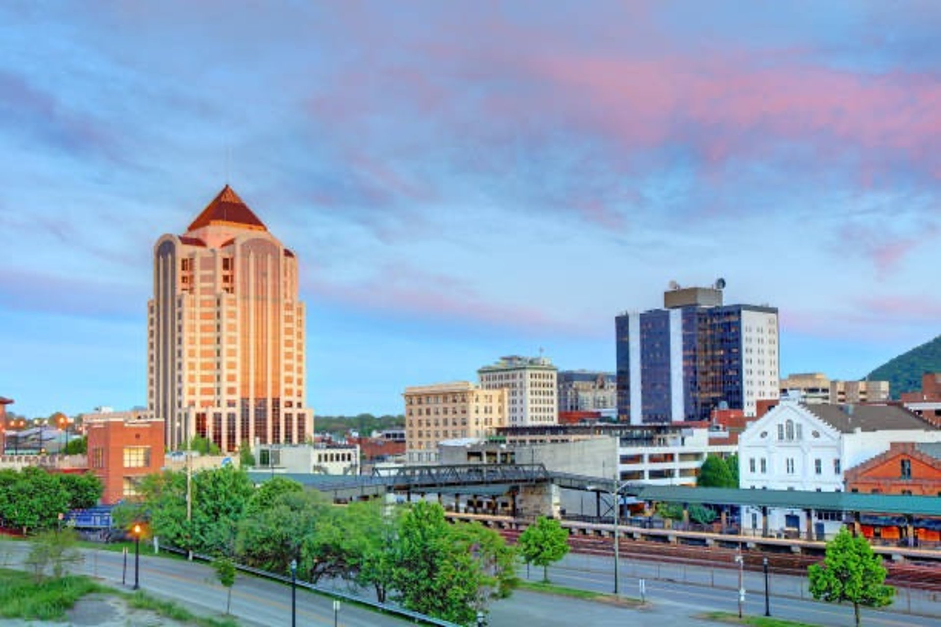 gray computer monitor