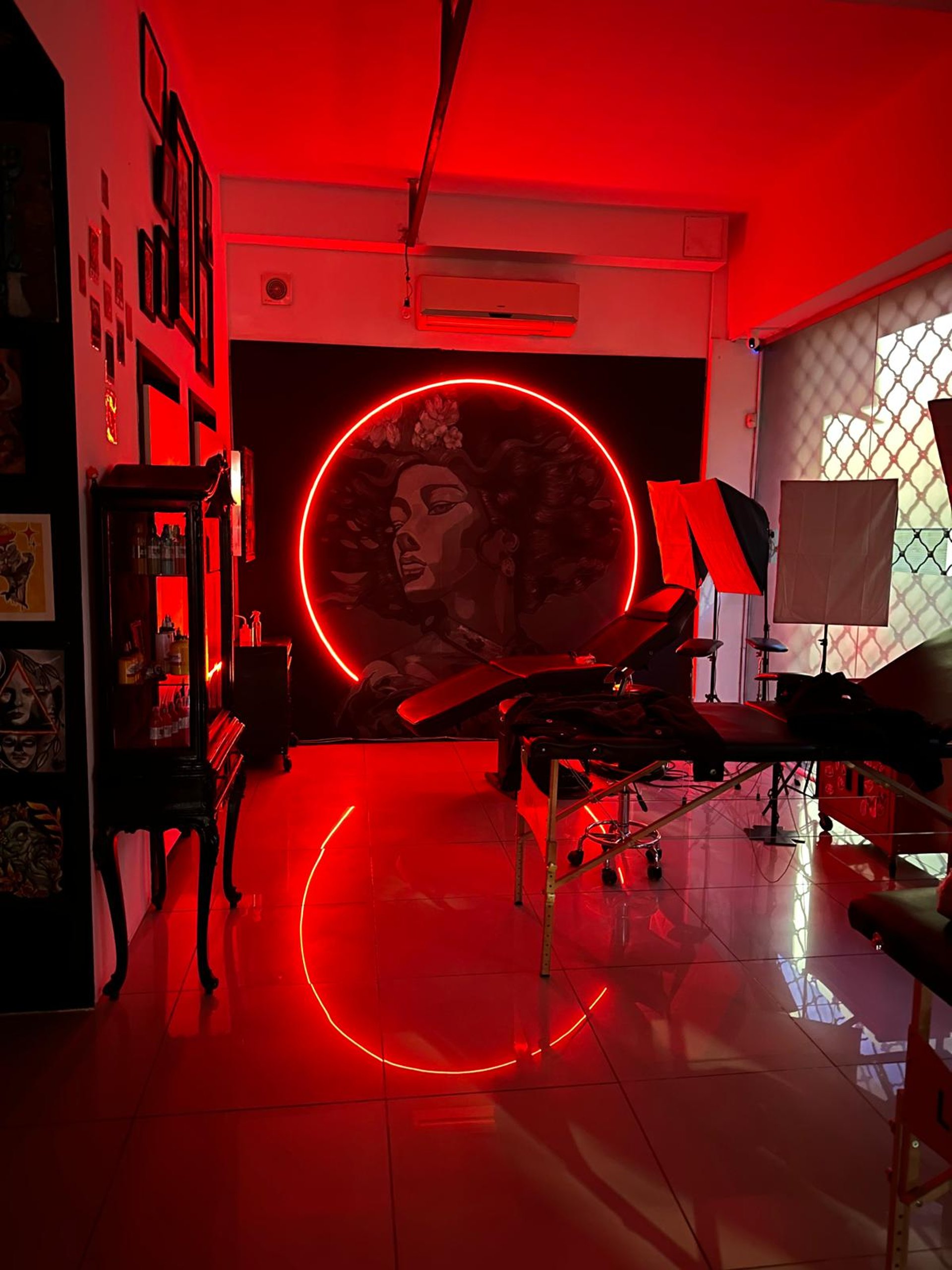 gray computer monitor