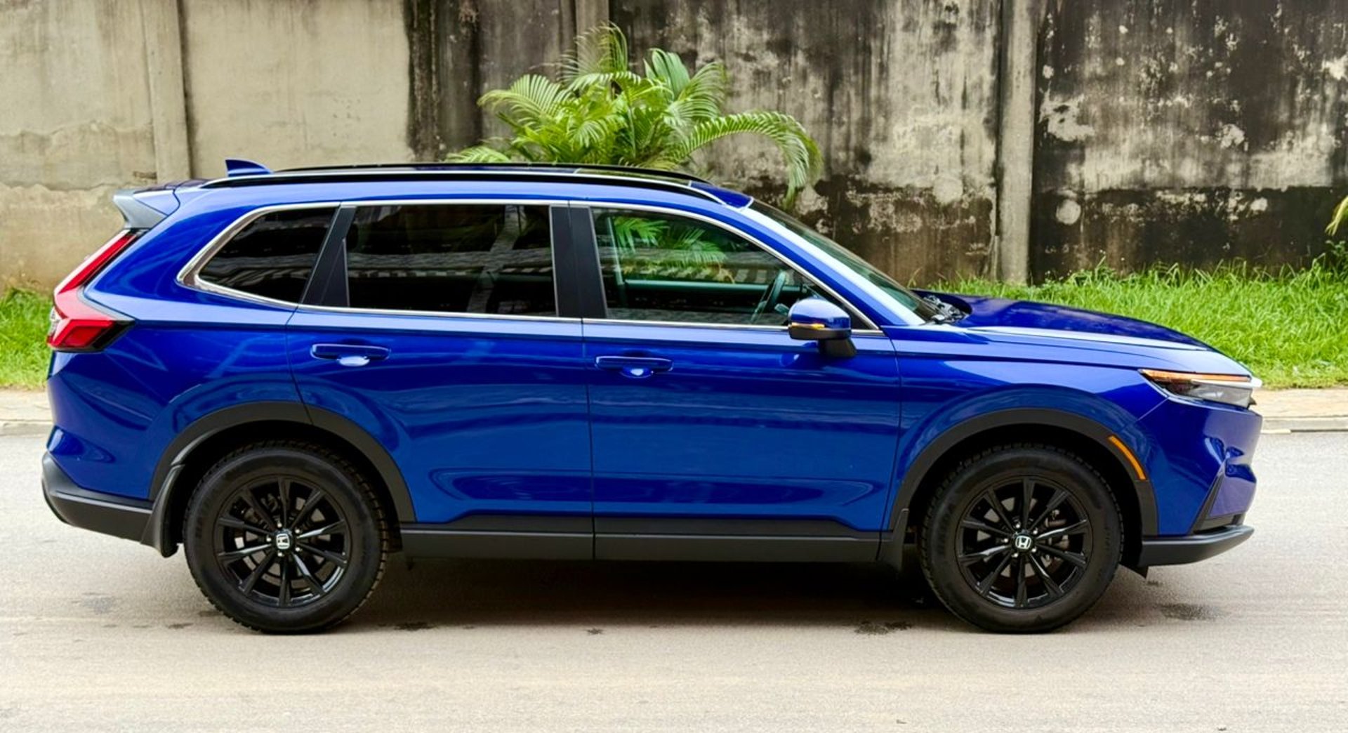 gray computer monitor