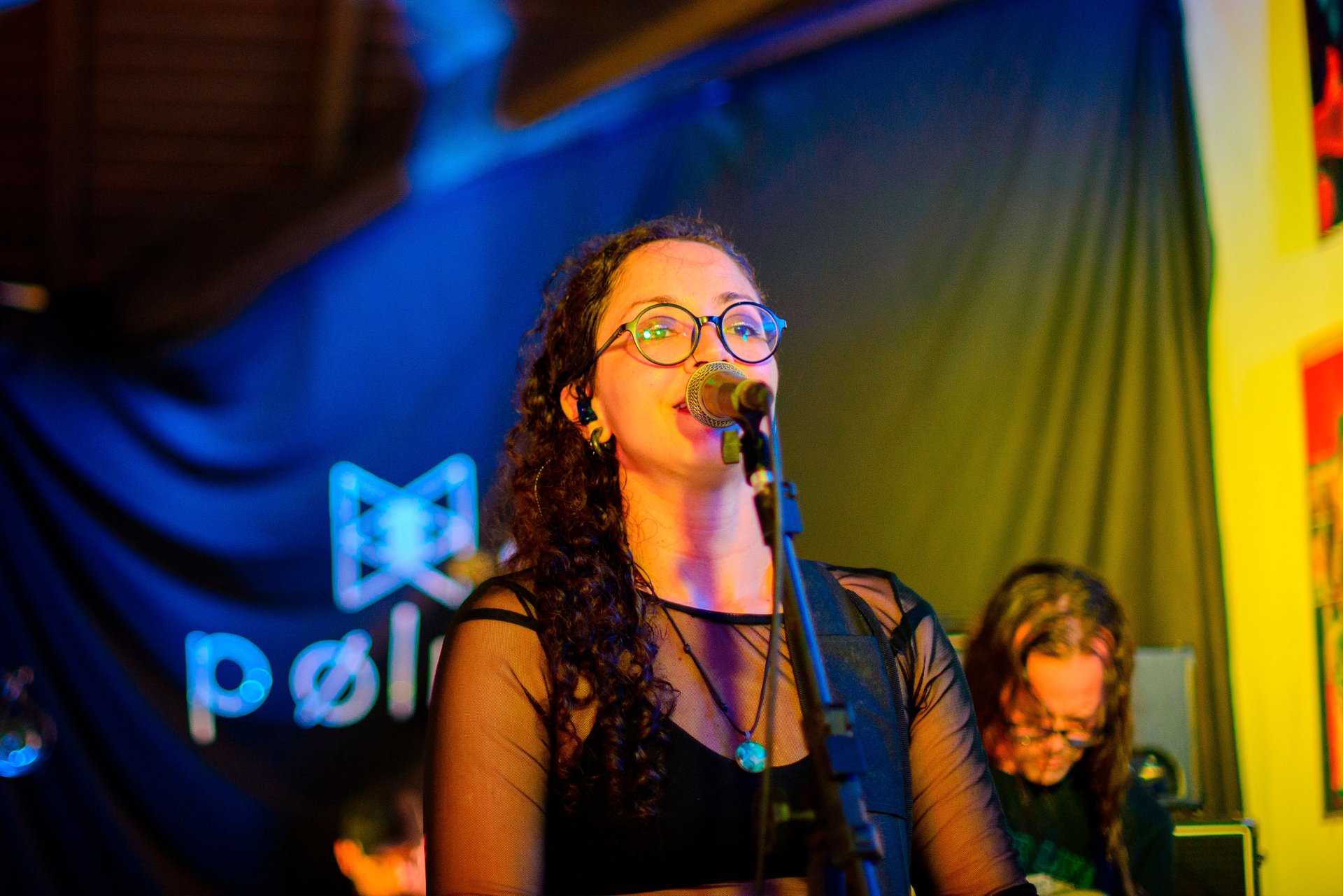 gray computer monitor