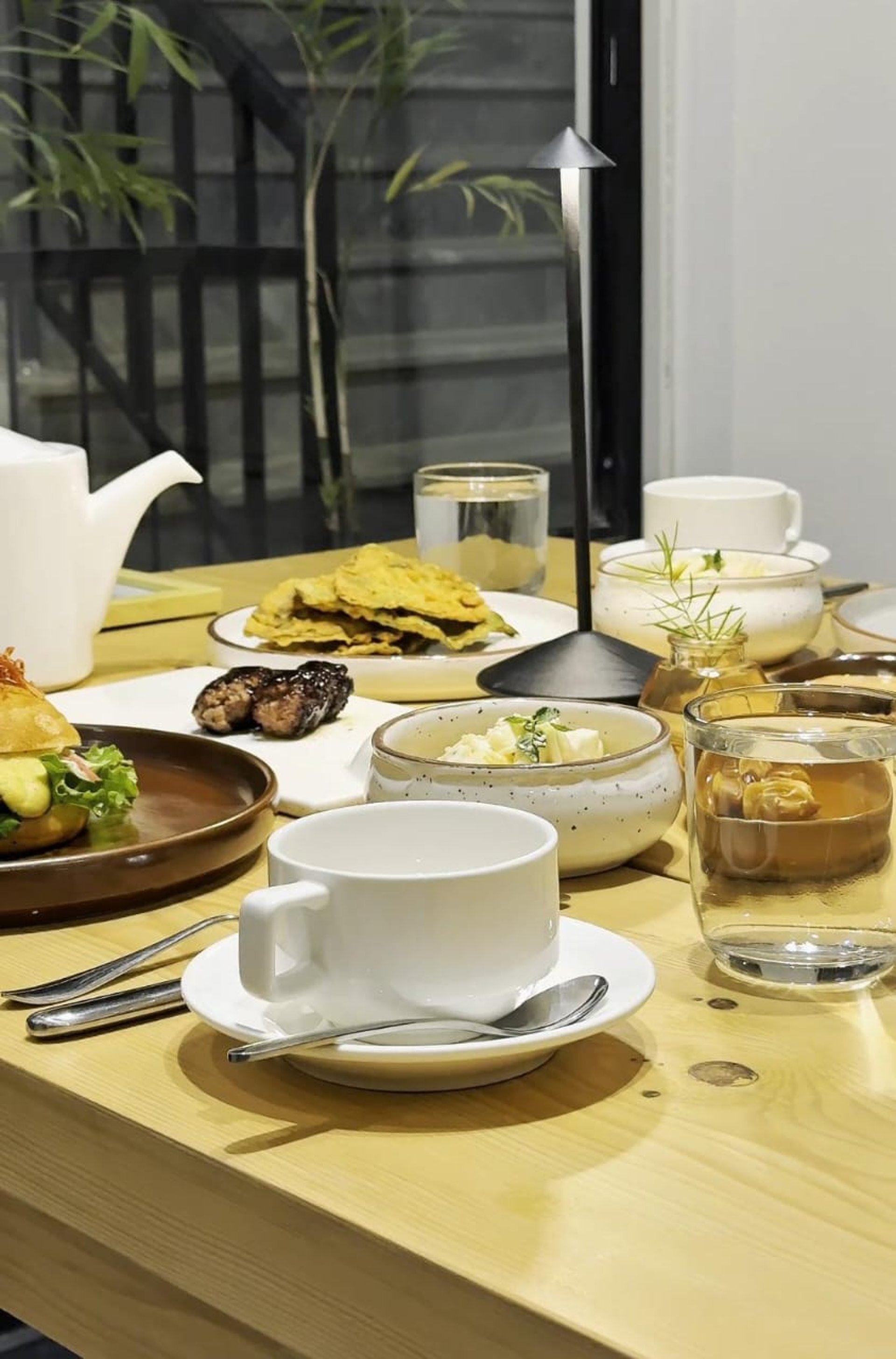 gray computer monitor