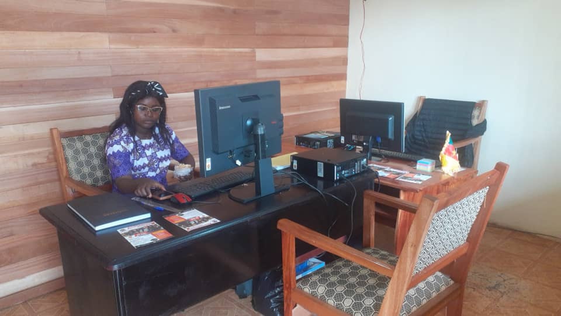 gray computer monitor