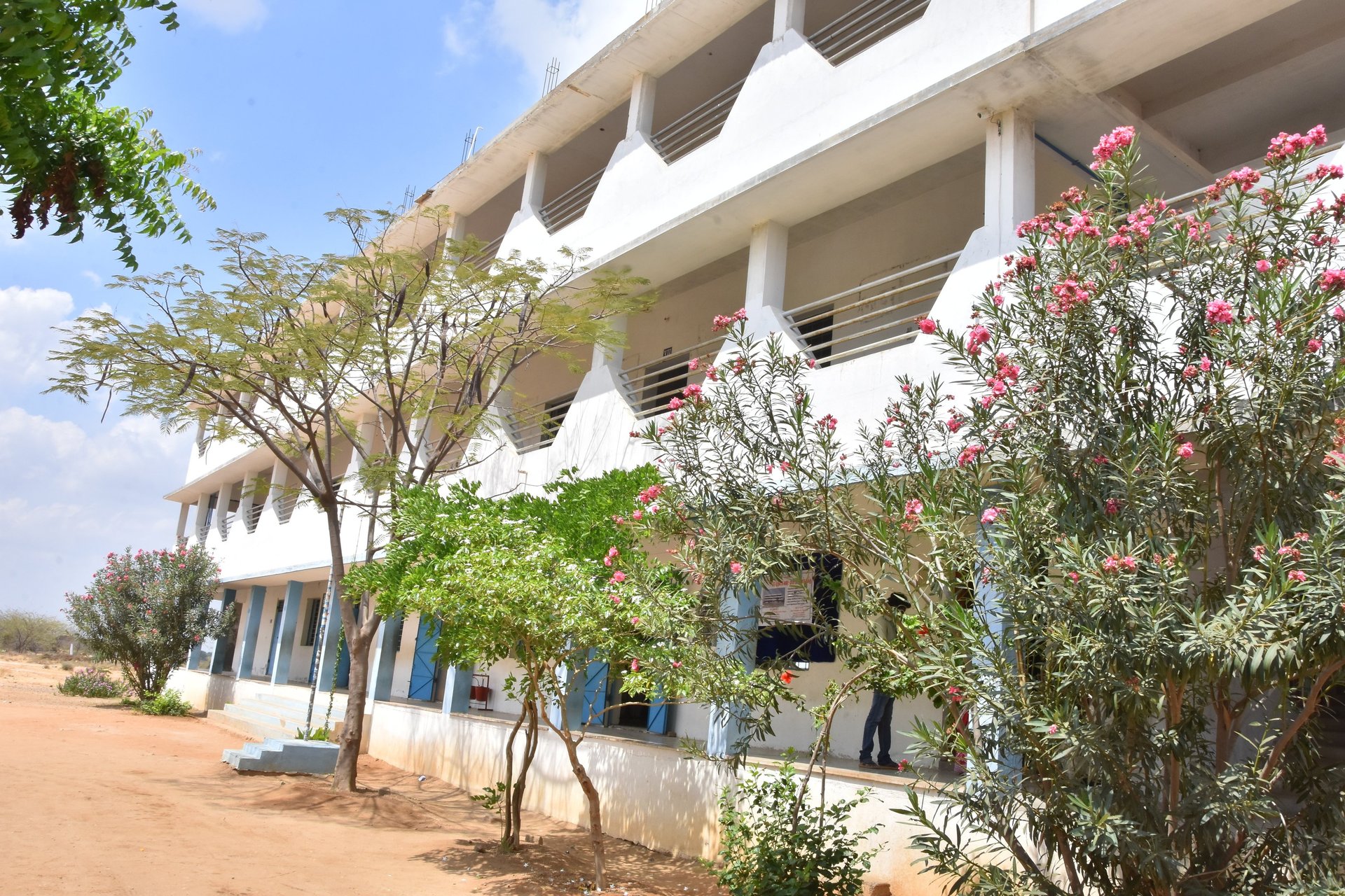 gray computer monitor