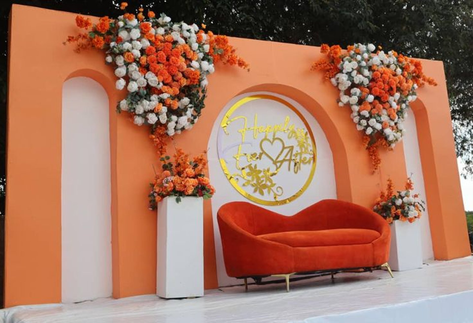 gray computer monitor