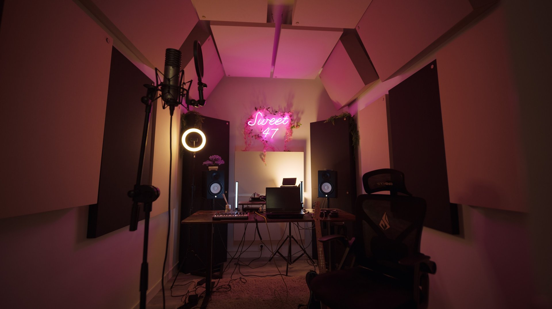 black and white bed linen