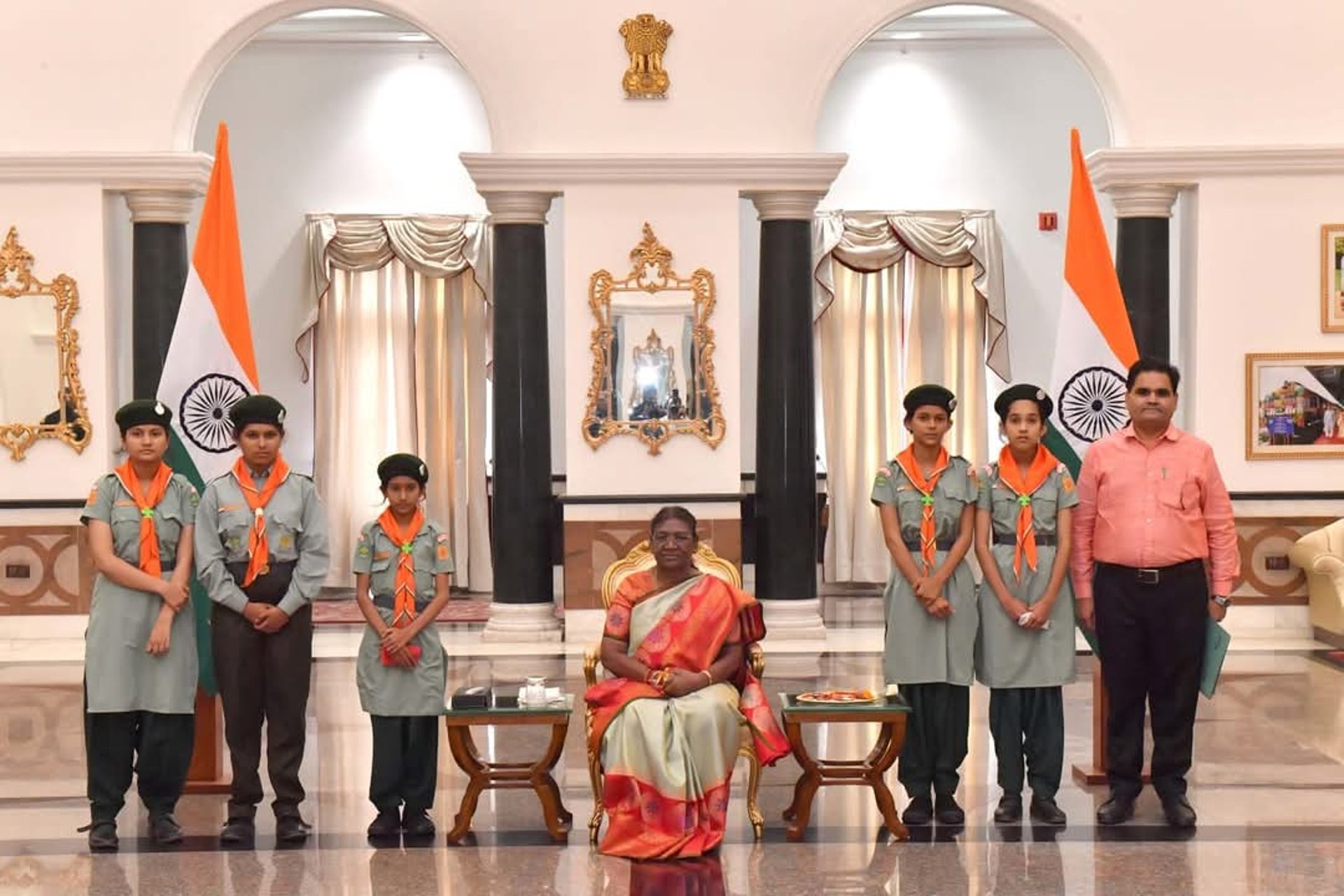 gray computer monitor