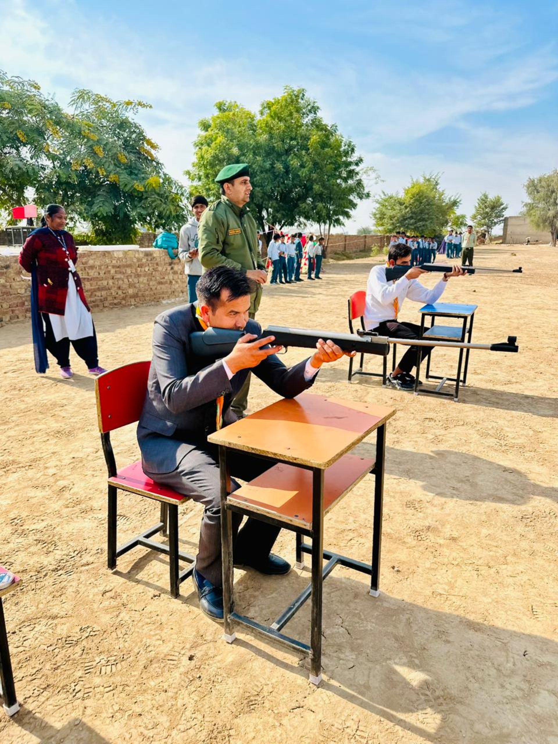 gray computer monitor