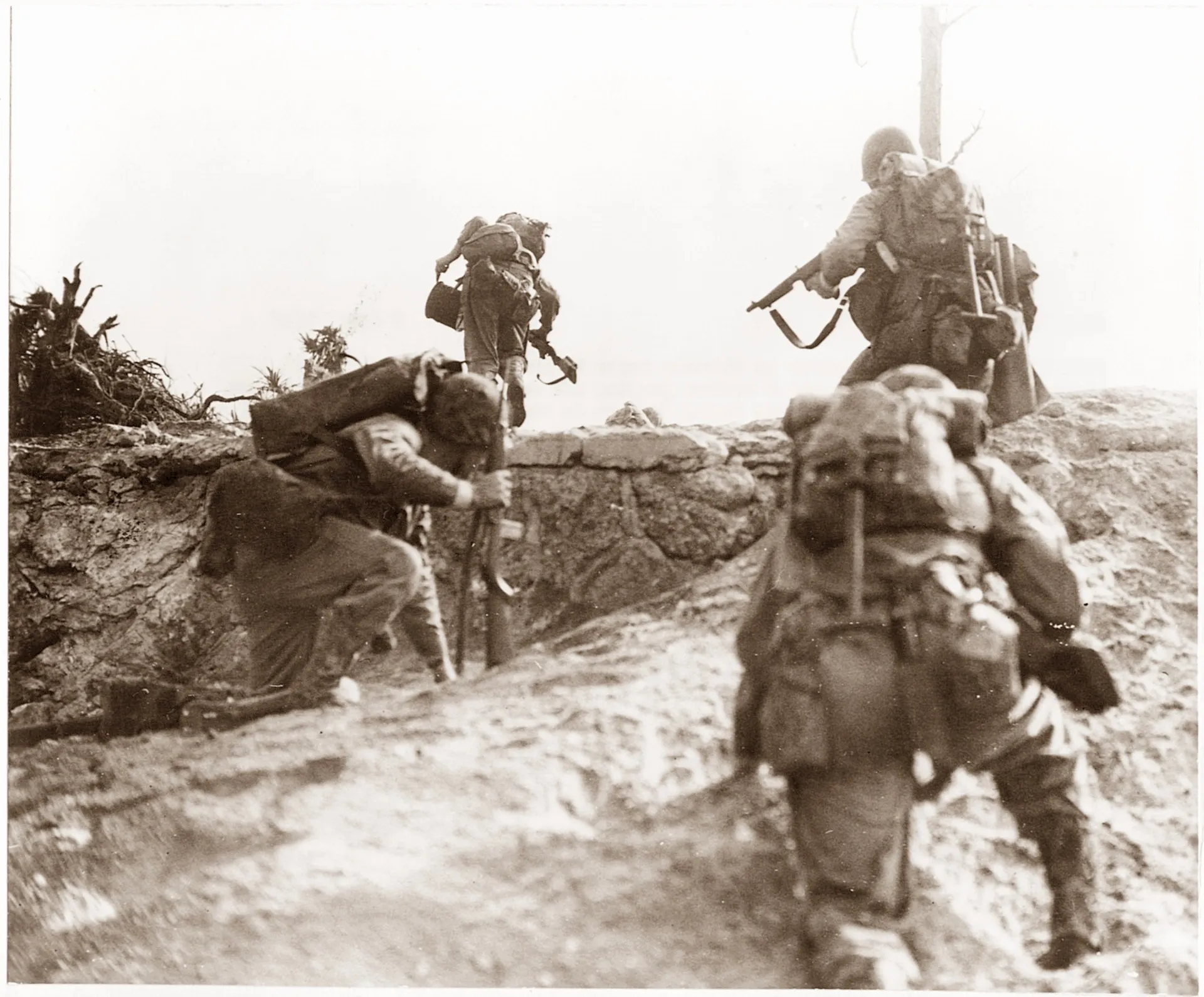 gray computer monitor