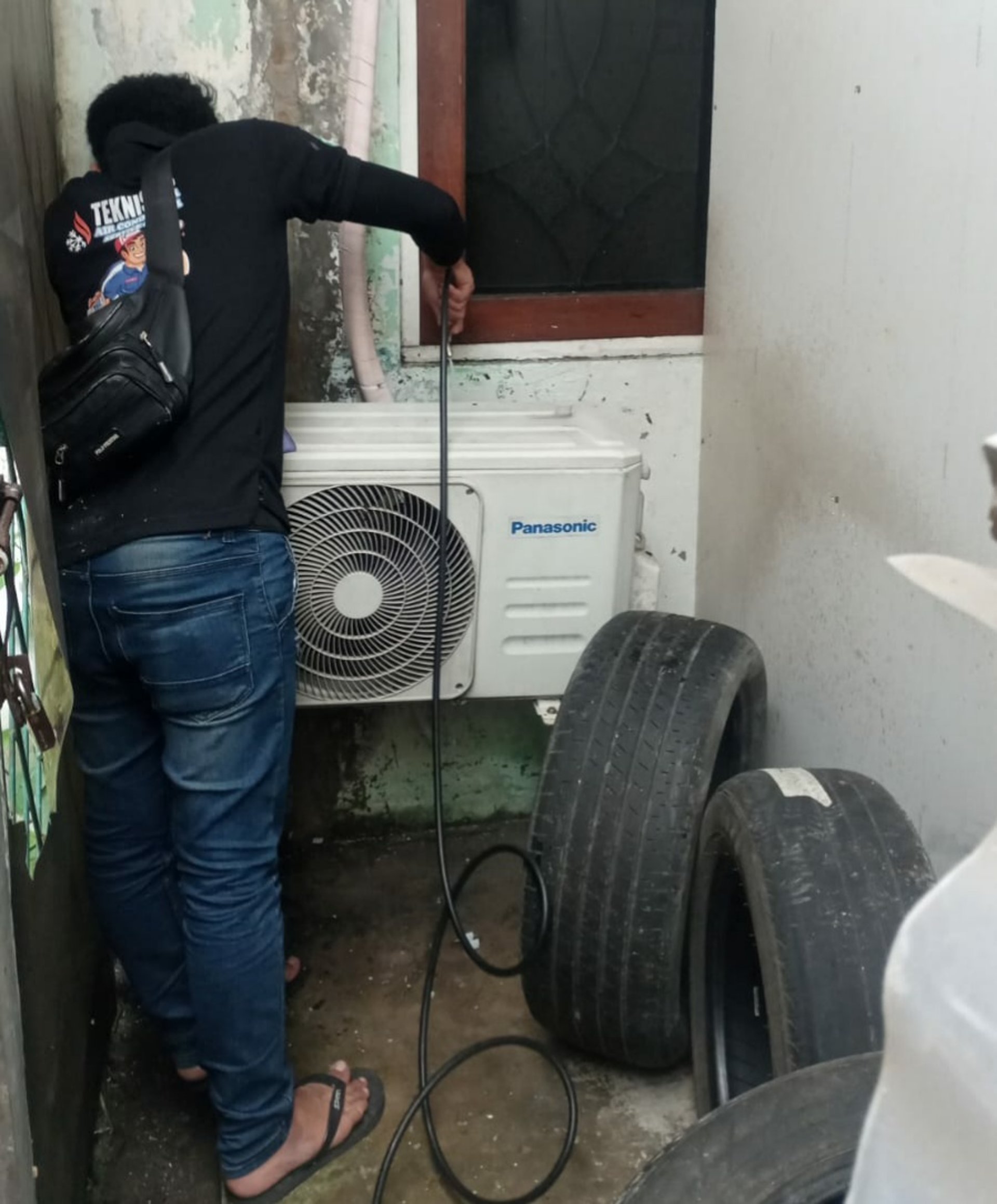 black and brown leather padded tub sofa