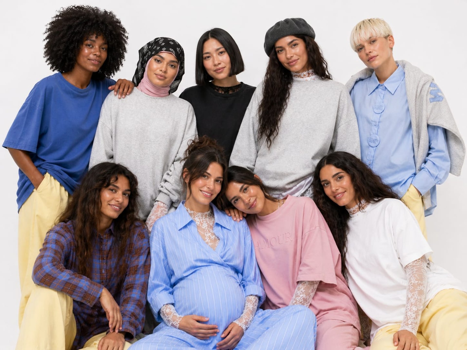 Collectif de femmes BEWOOMAN aux styles variés, oversize et layering moderne, mode inclusive et féminine.