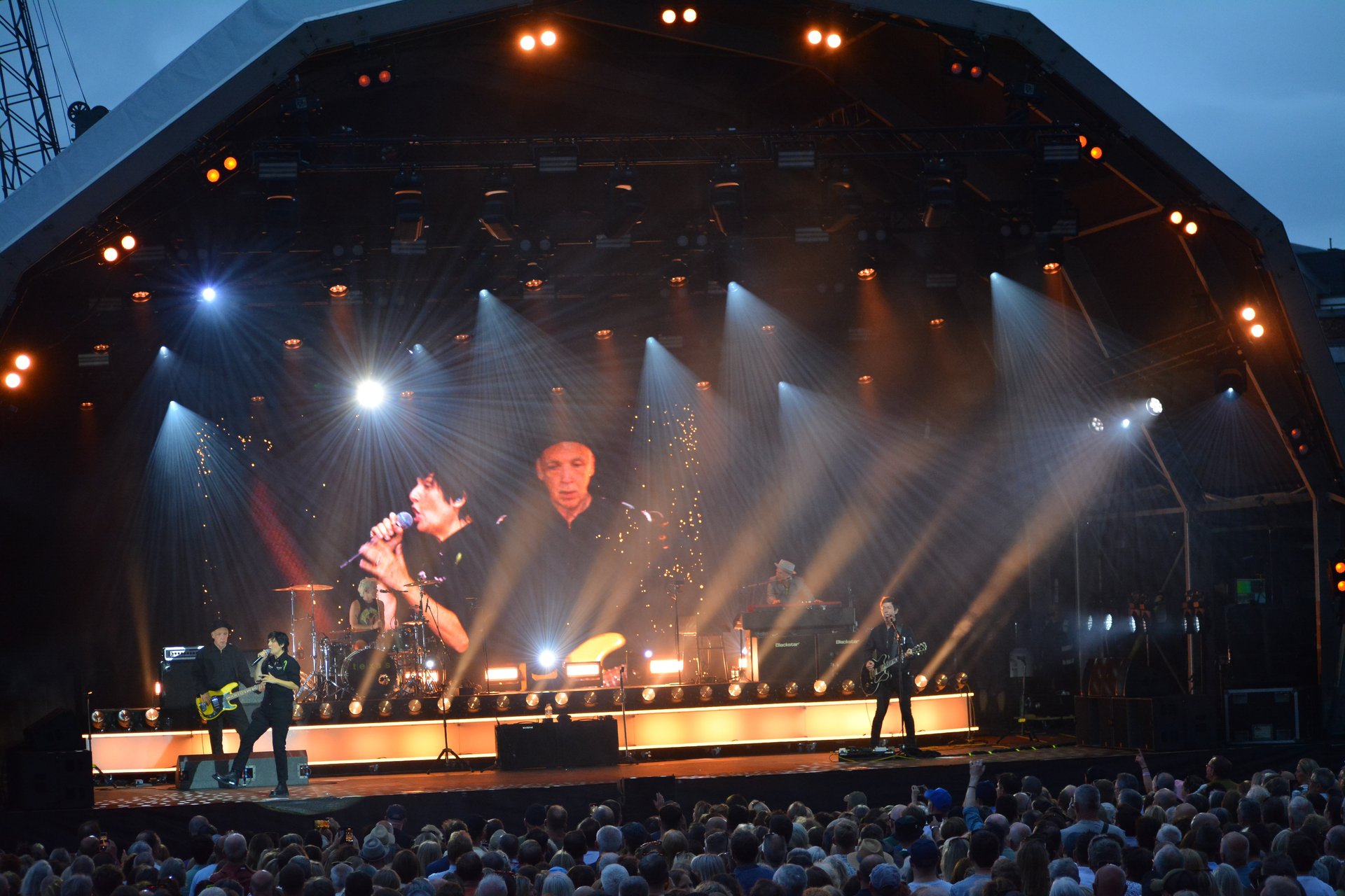 black and white bed linen