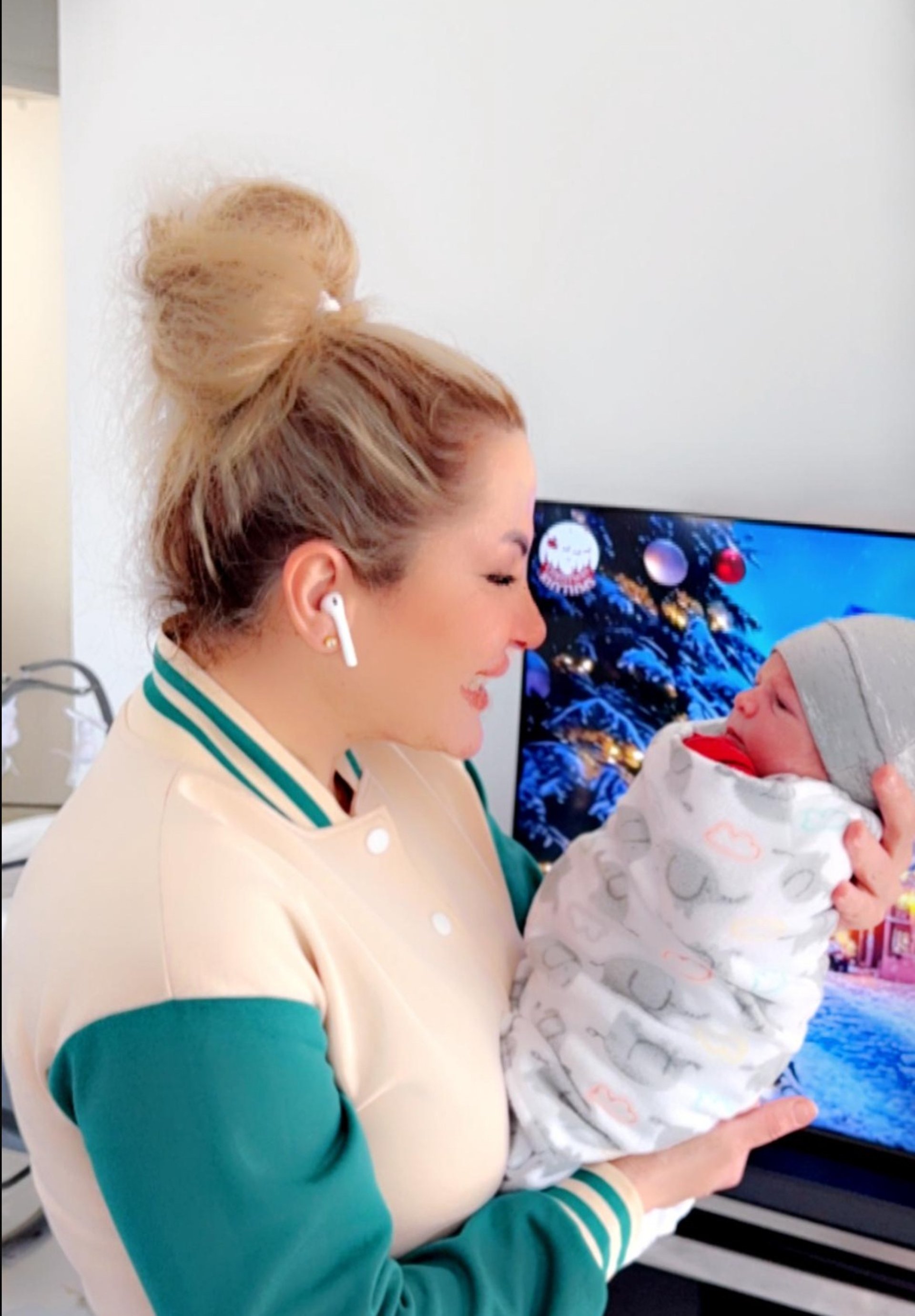 gray computer monitor