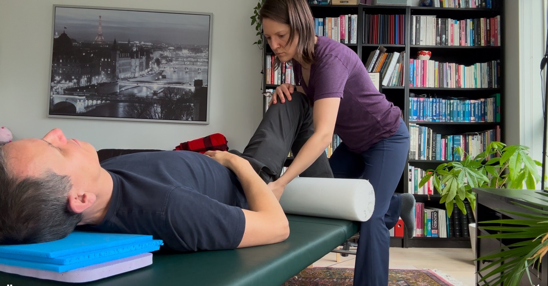 A Feldenkrais Teacher is giving a Functional Integration©️ session to a man.