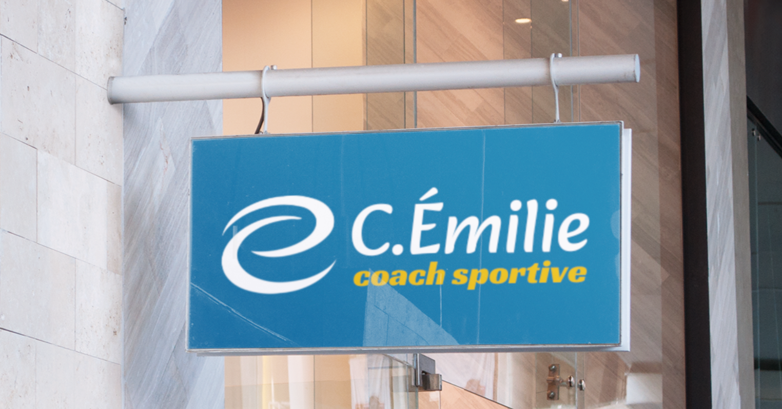 Logo de coach sportive sur une enseigne bleue suspendue devant un bâtiment moderne de gym.