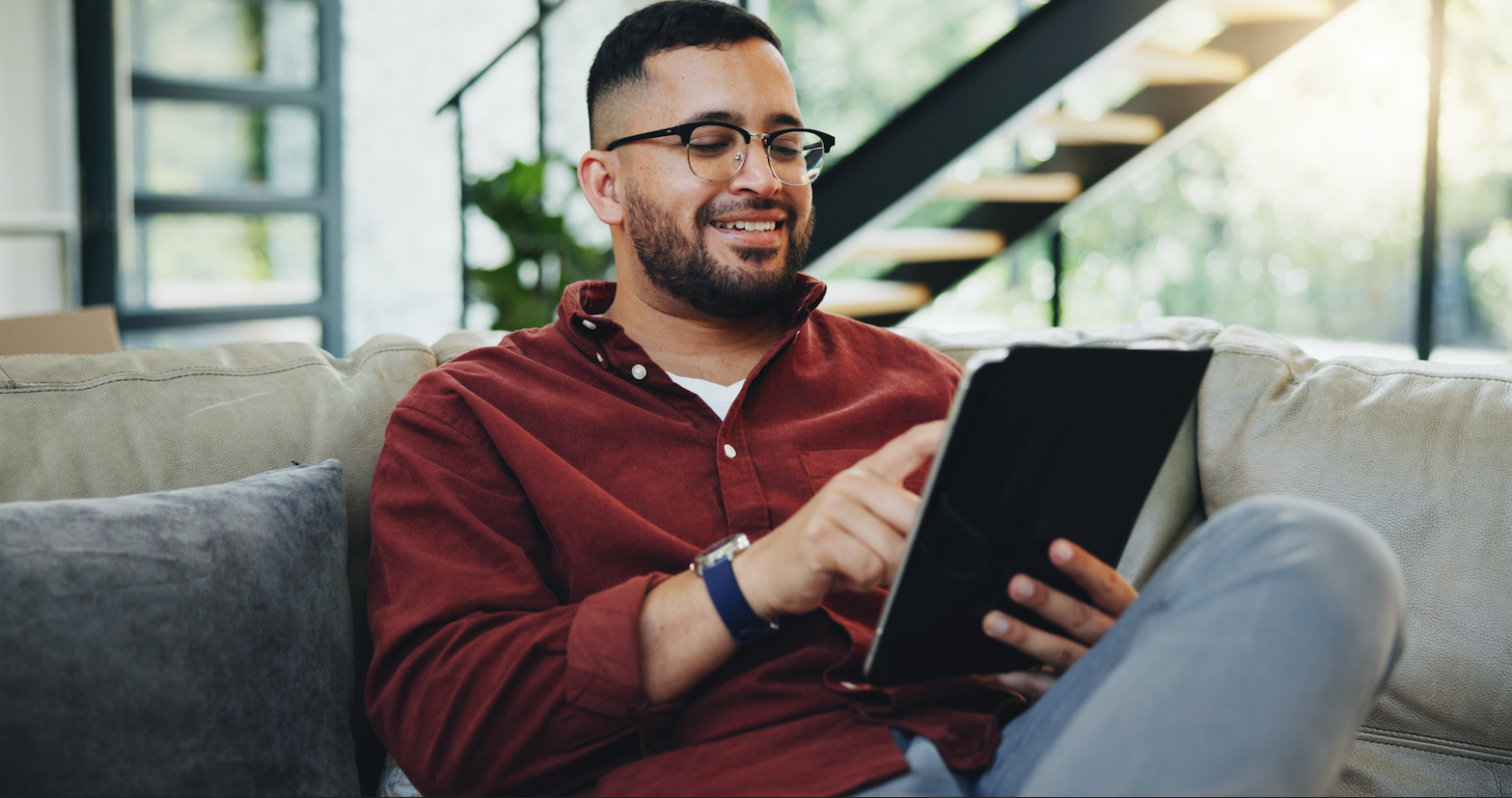 Younger_FERS_Employee_Reads_Benefits