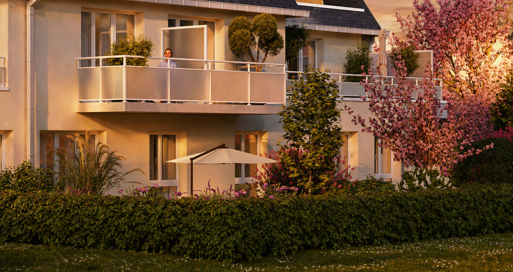 Balcon moderne d’un appartement neuf avec terrasse végétalisée et vue extérieure
