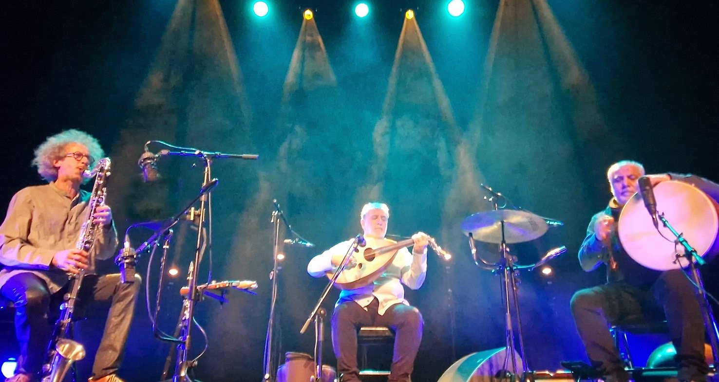 Le trio Bab Assalam en concert, la clarinette basse avec le oud et la percussion
