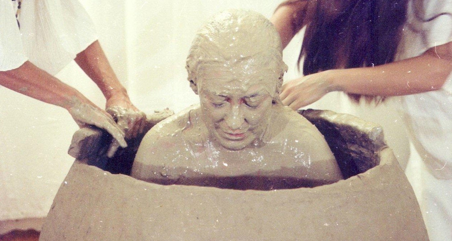 Celeida Tostes na performance 'Passagem', de 1979 (Foto Henry Stahl)