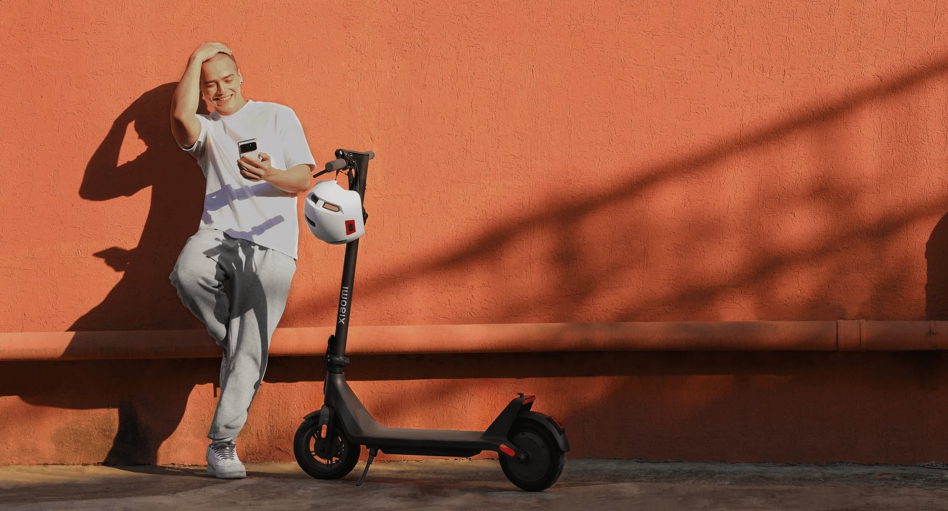 patinete electrico xiaomi 4 lite con una persona