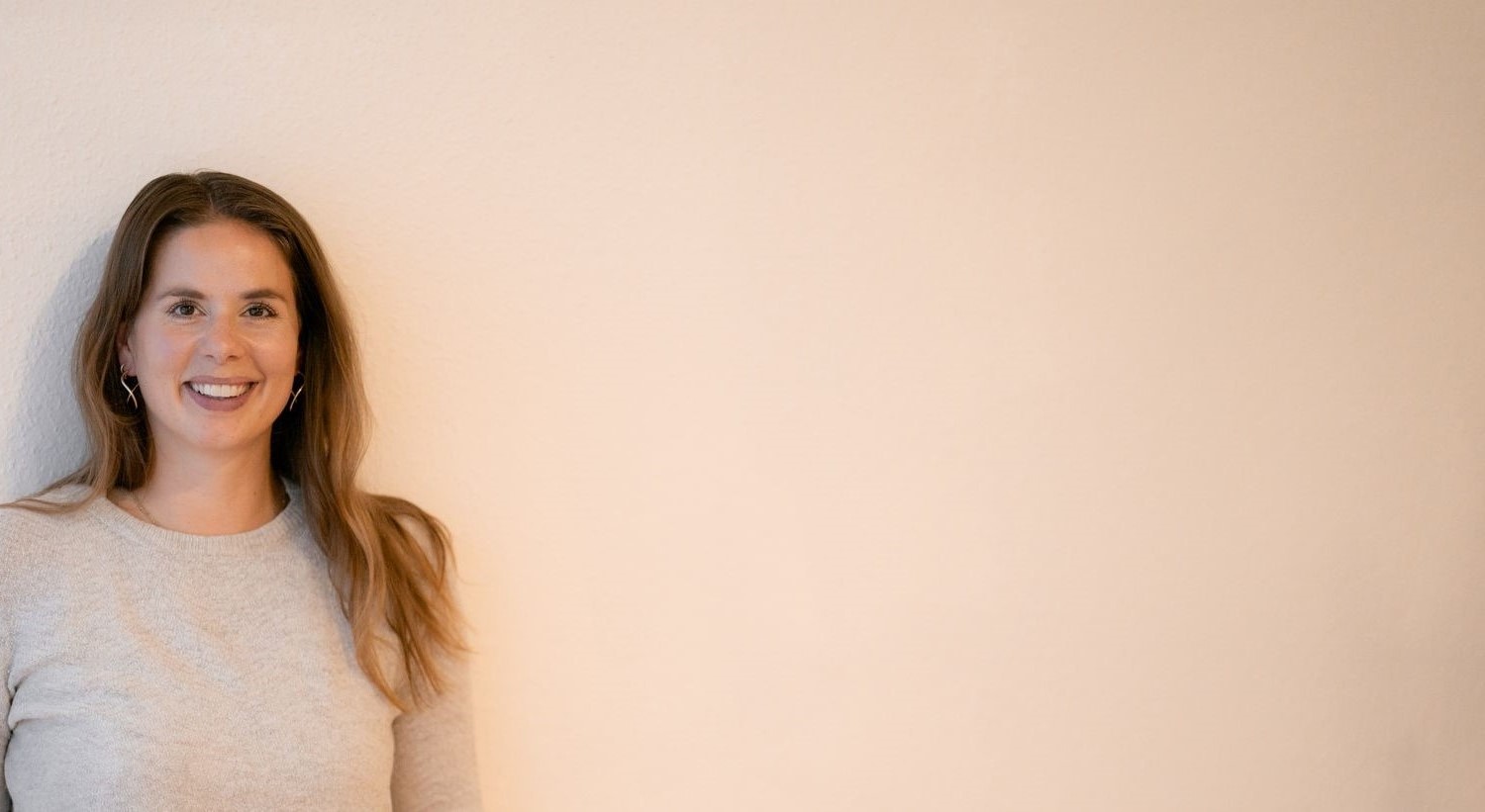 Stressmanagement Beraterin lächelt in die Kamera und stellt sich vor