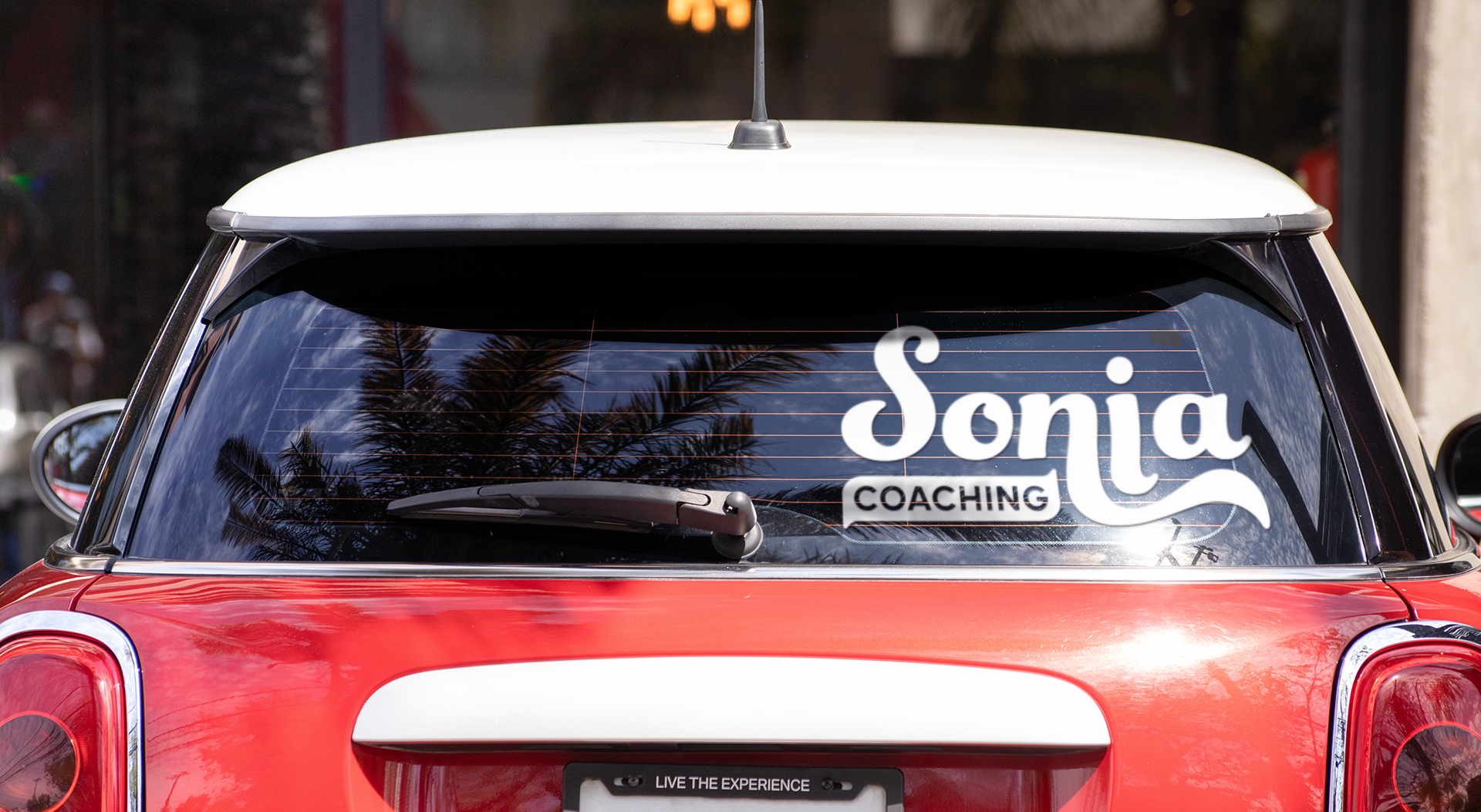 conception de logo identité visuelle pour coach professionnel affichée sur une voiture.
