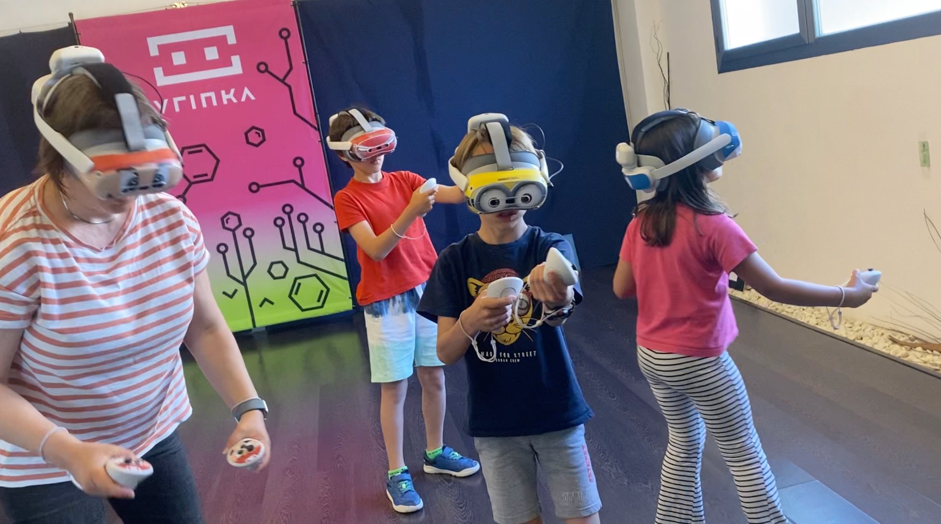 Grupo de niñas jugando con gafas de realidad virtual