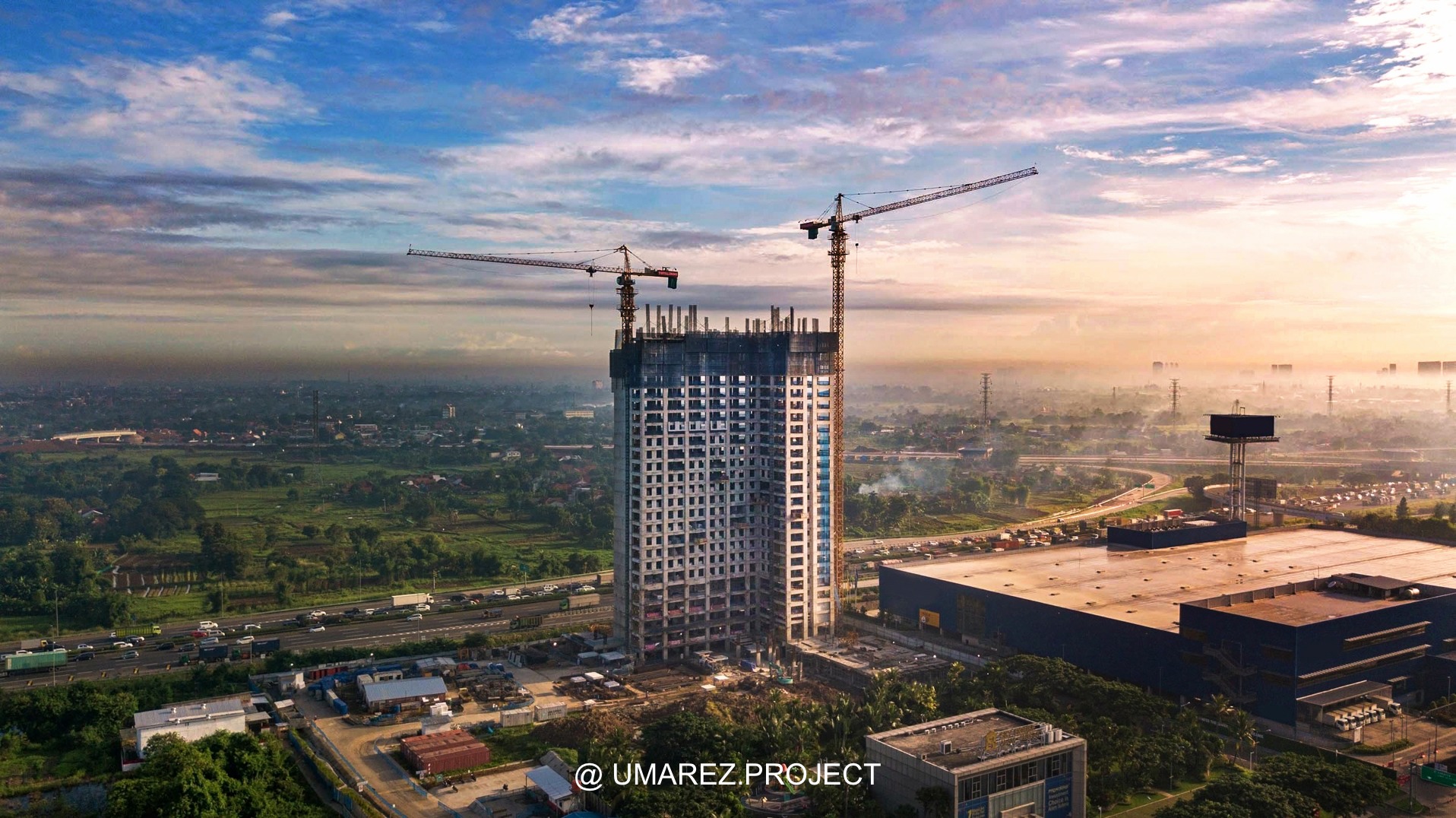 a crane is shown in this aerial view of a building