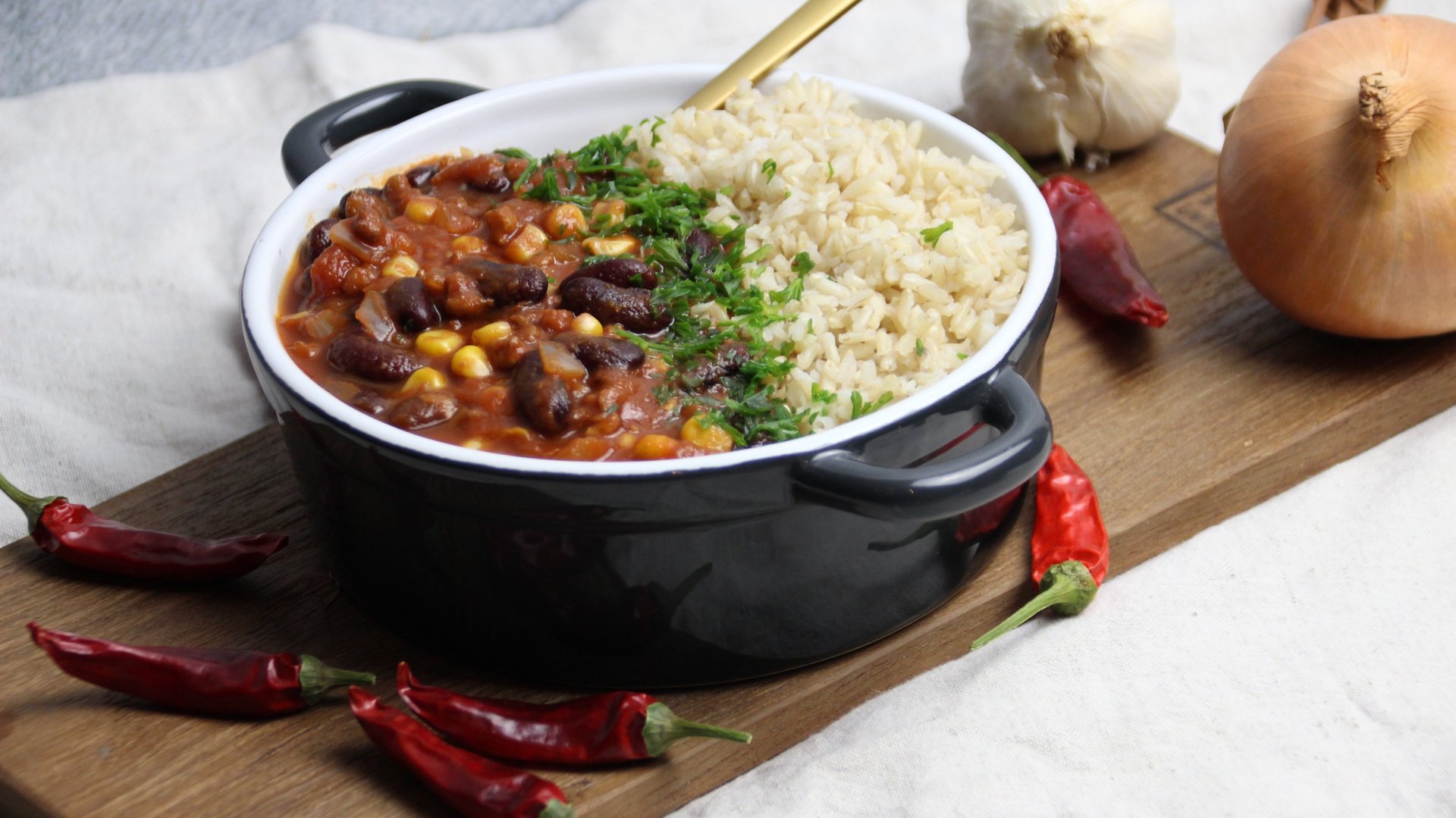Chili con Carne vegan: Eine herzhafte und würzige Bohnen-Gemüse-Eintopf, vollgepackt mit Aromen aus 