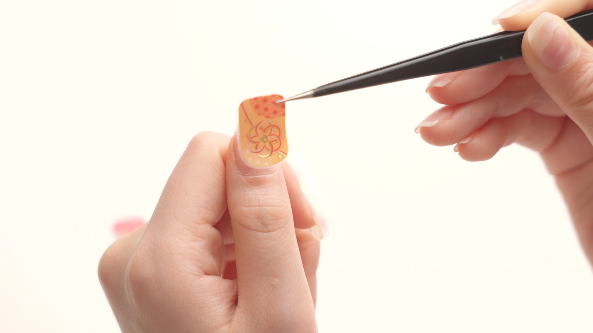 心和万象のネイルシールを貼る様子