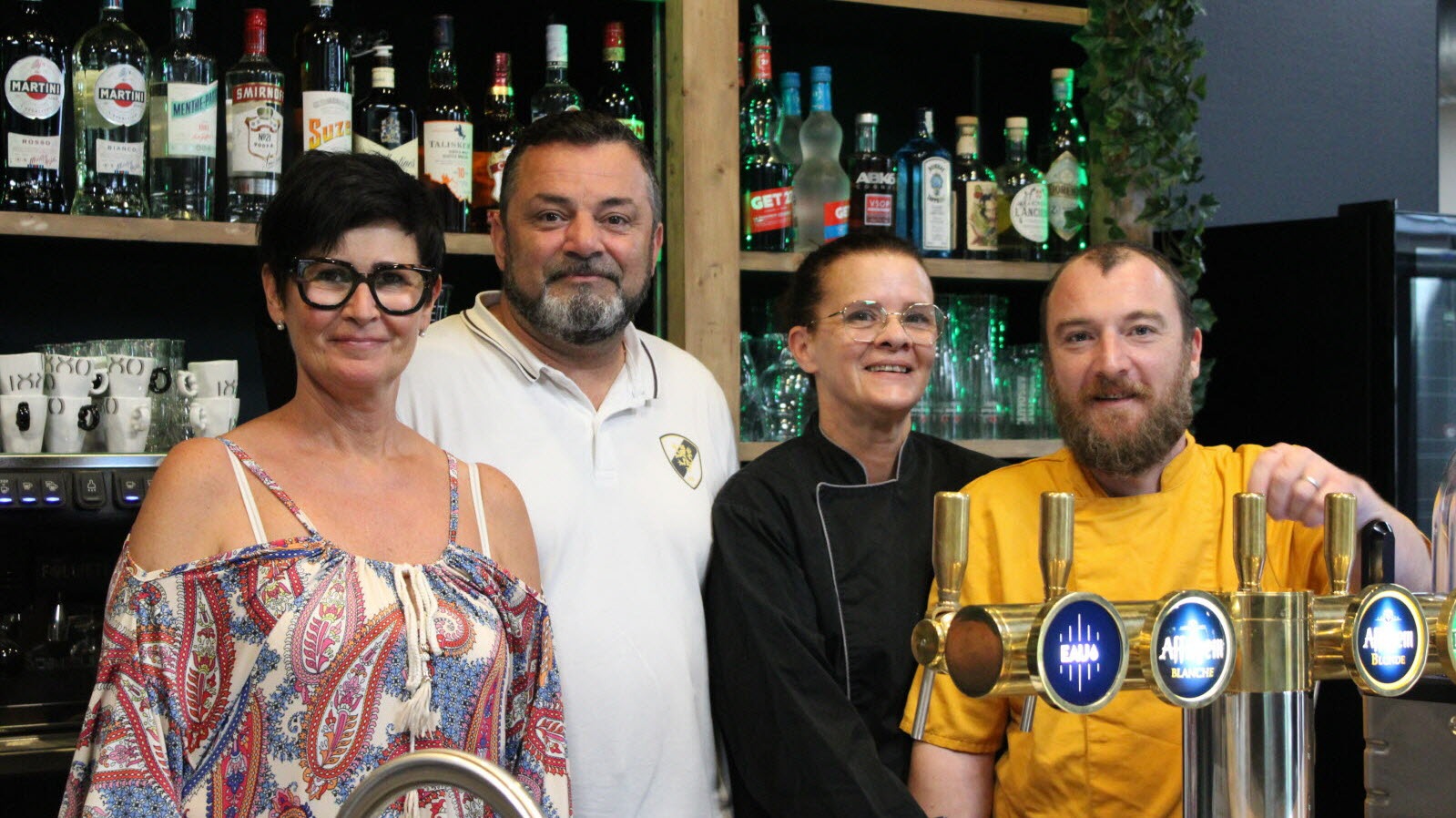 Hervé et Sylvie vous accueillent à La Scène, une brasserie unique où gastronomie et musique