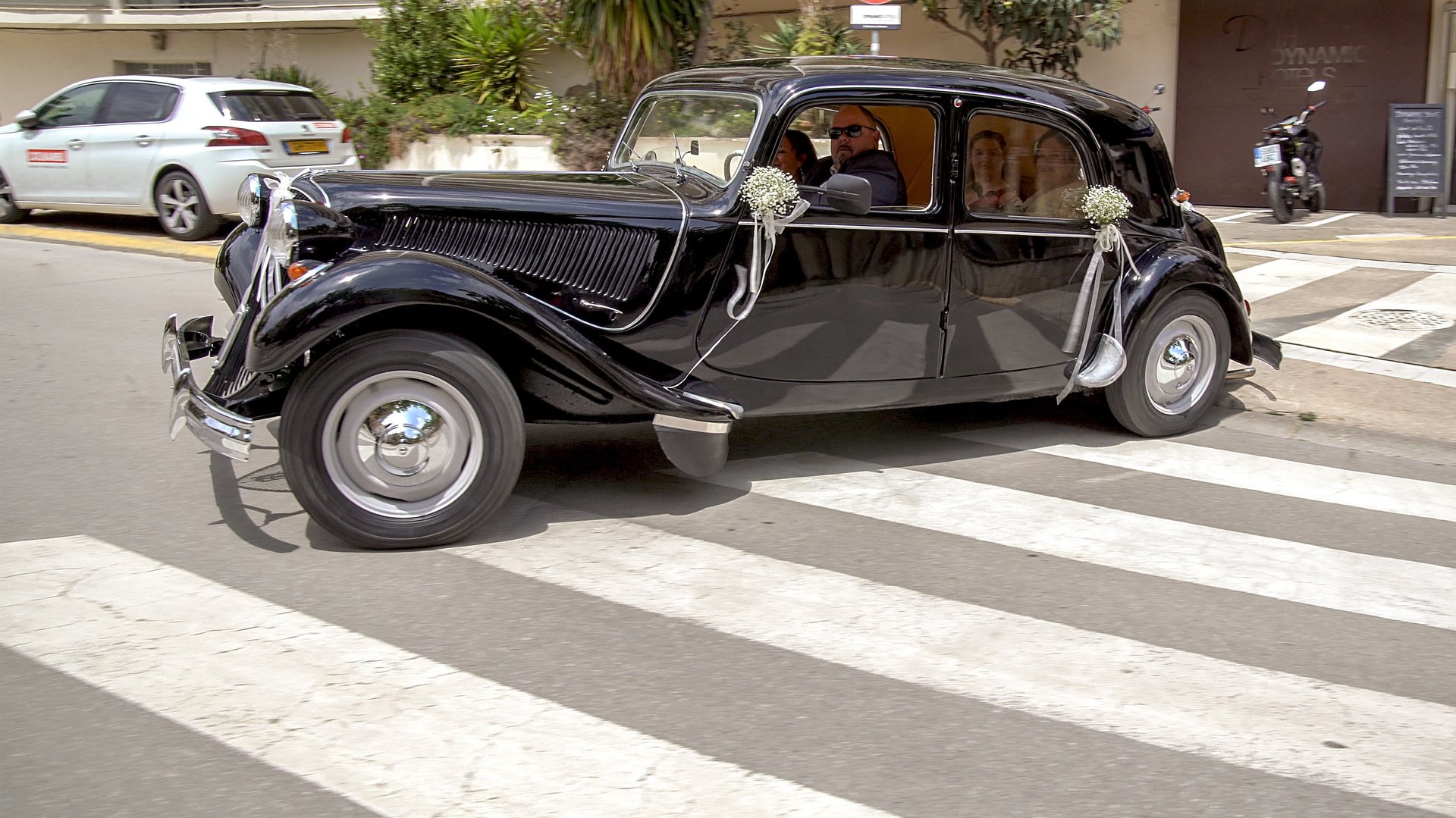 Gran evento nupcial en Barcelona, fotografía de banquete multitudinario con luz ambiente.