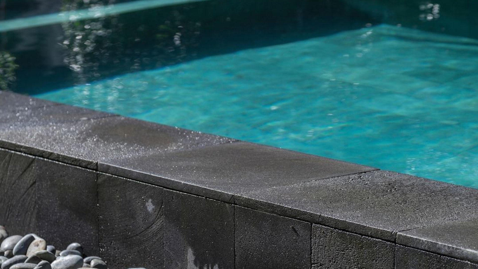 Ambiente com piscina e revestimento em pedra natural indonésia