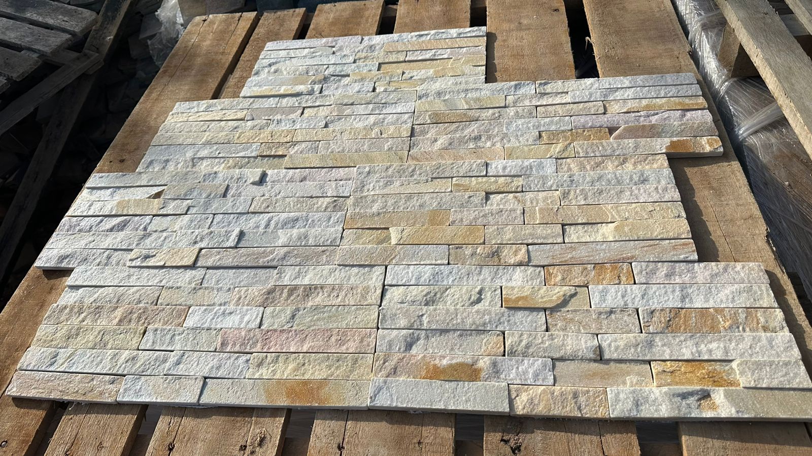 pedra são tomé filete amarelo em placas ou solto, fácil instalar, direto da fábrica jazida própria