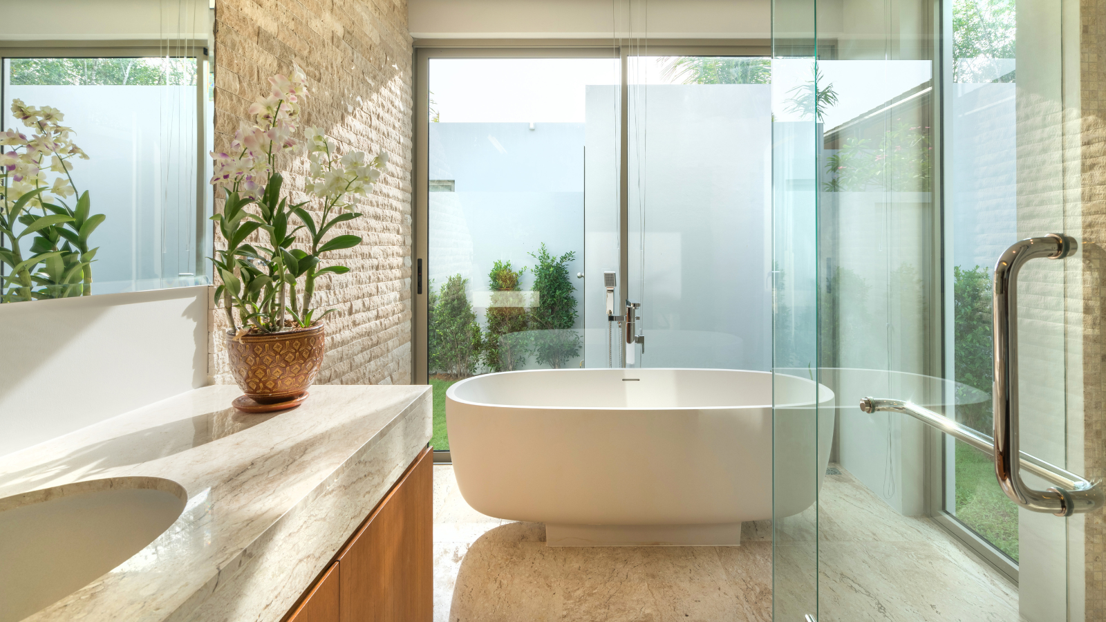 Light and enclosure in the bathroom.