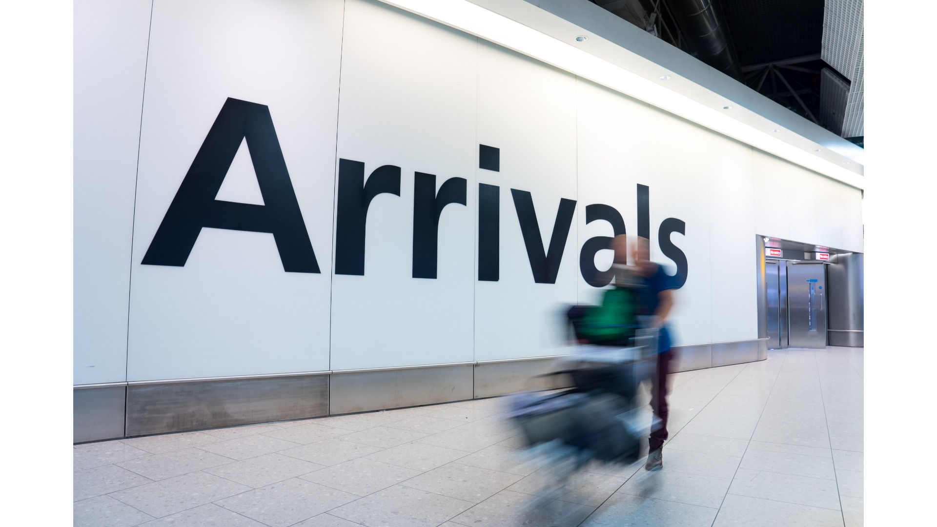 área de chegadas em aeroporto com passageiros em deslocamento após o desembarque