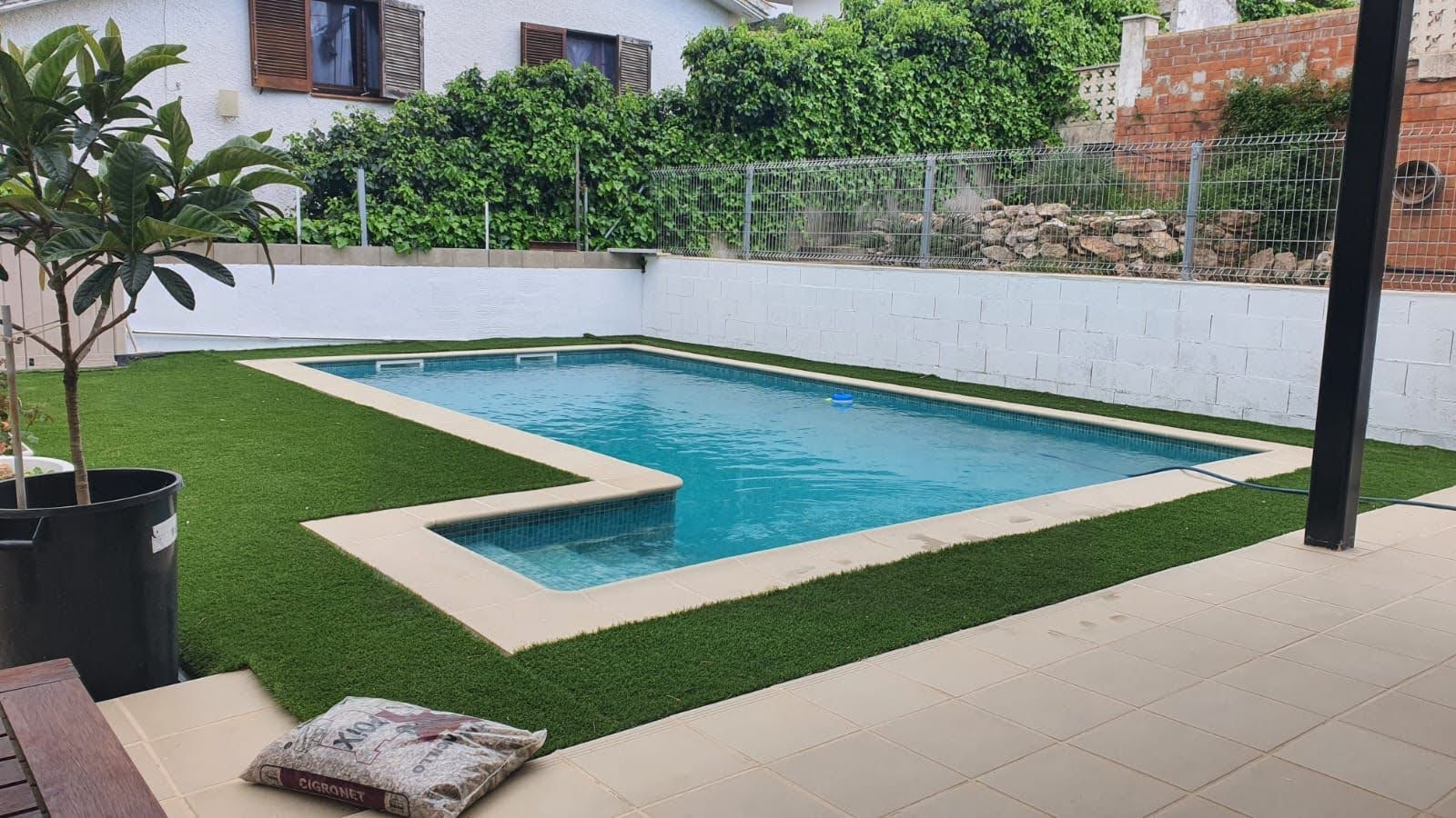 piscina de diseño y césped artificial